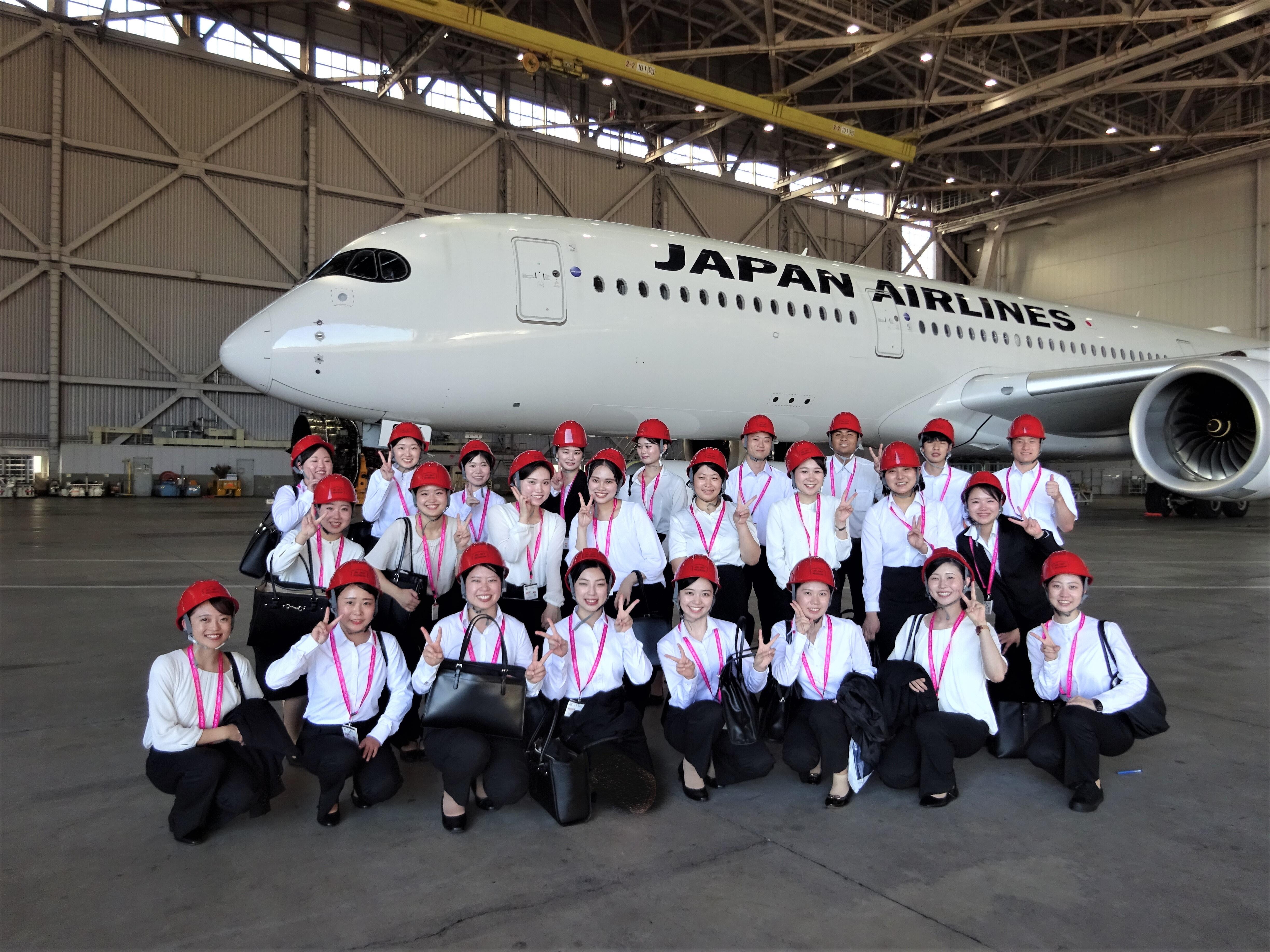 格納庫でJALの飛行機と一緒に。