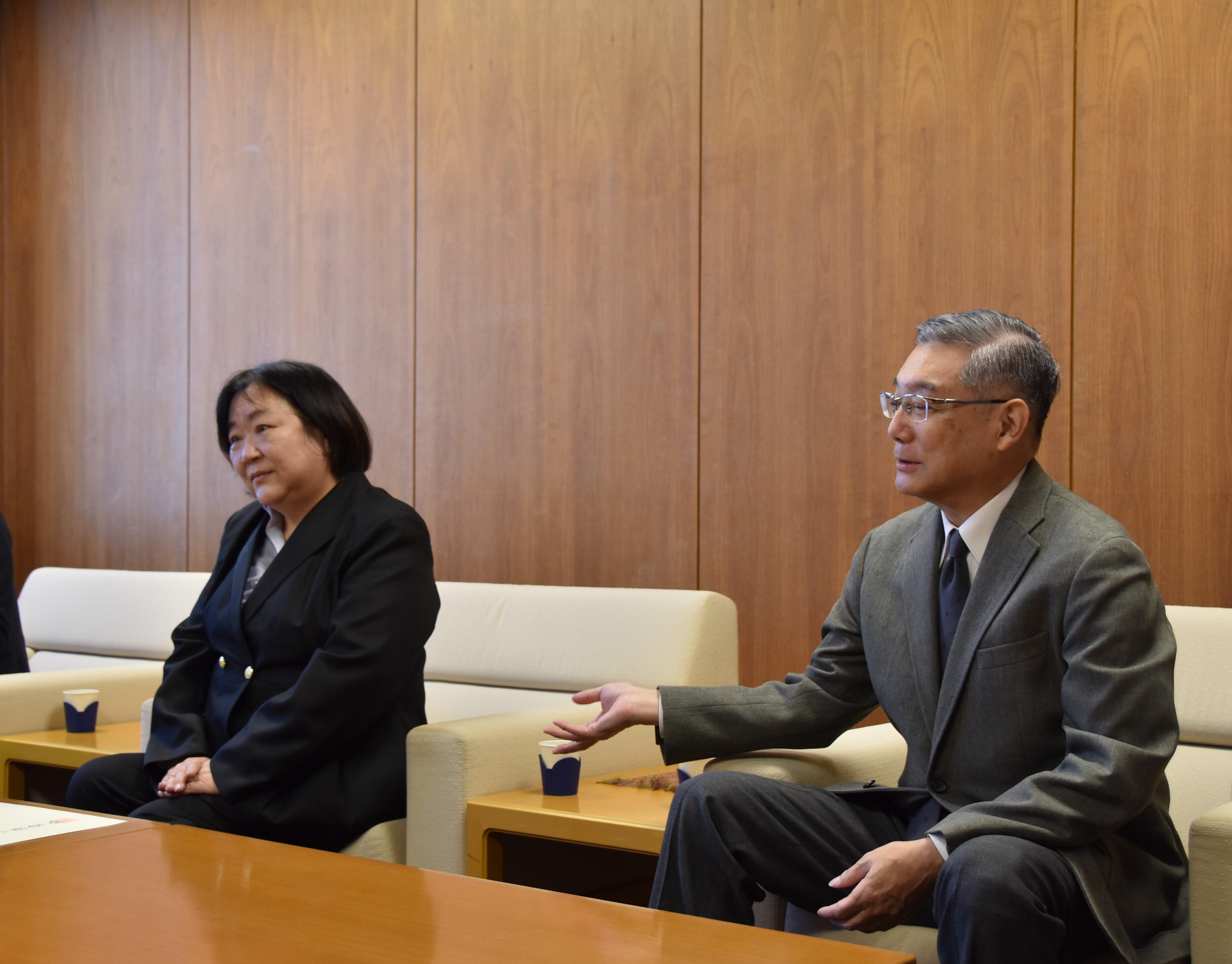 「博士課程を目指す多くの方々の背中を後押しする存在になってくれました。今後の活躍を期待しています」と述べる伊藤康児教授