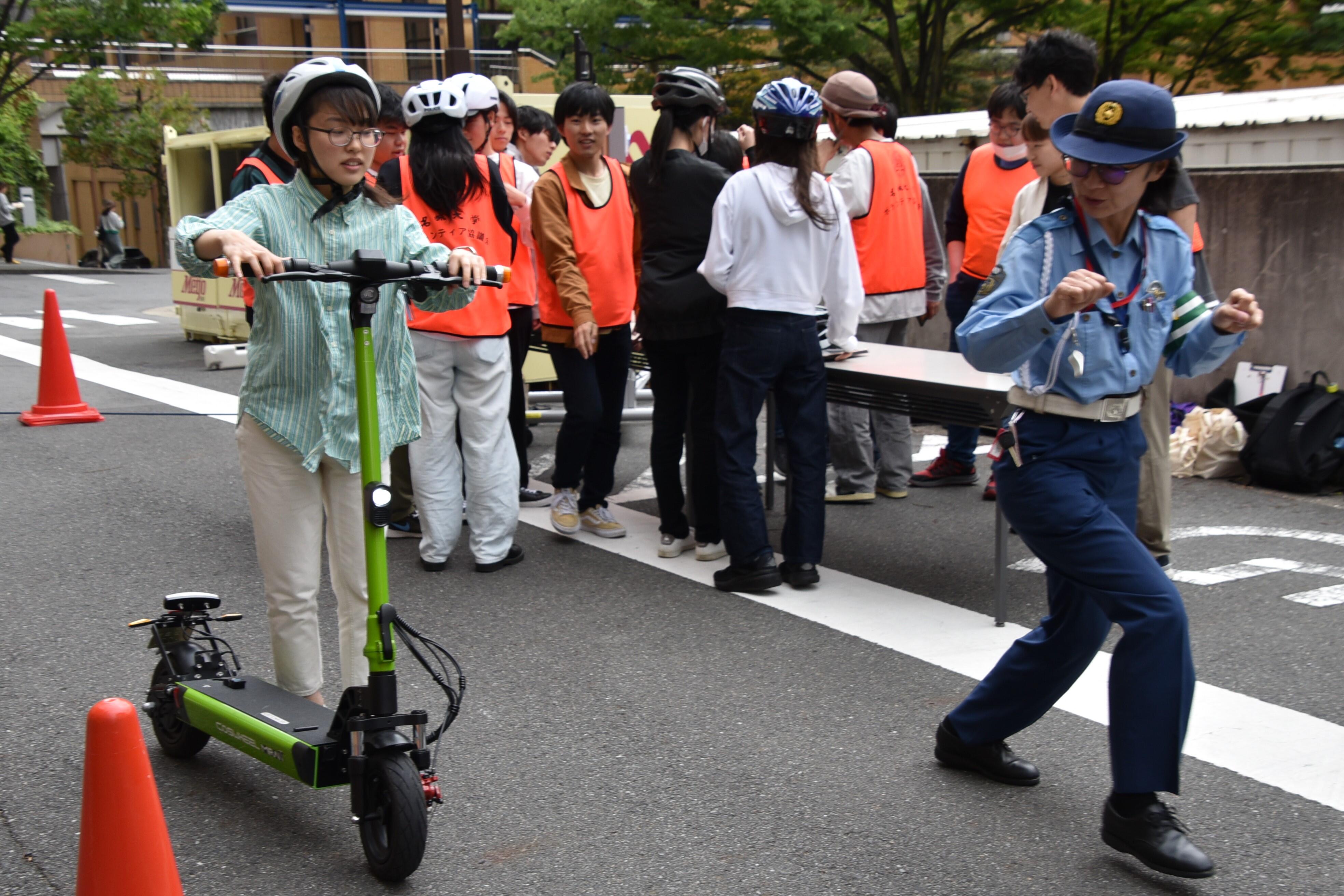 天白署員に乗り方を教えてもらう学生