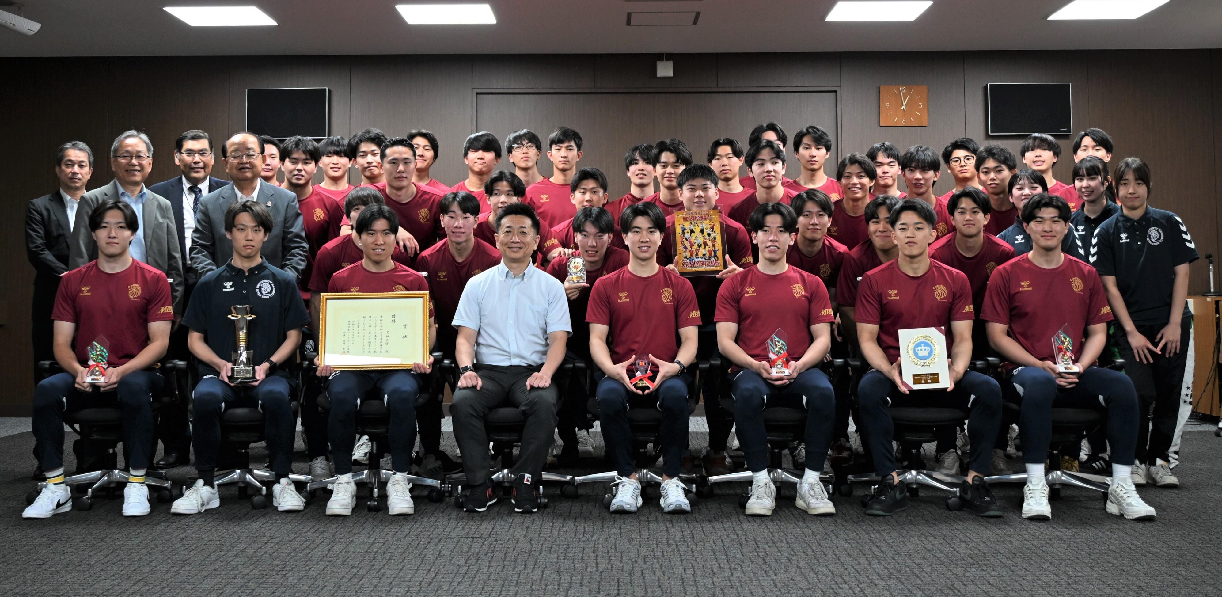 本学役員とハンドボール部の記念撮影