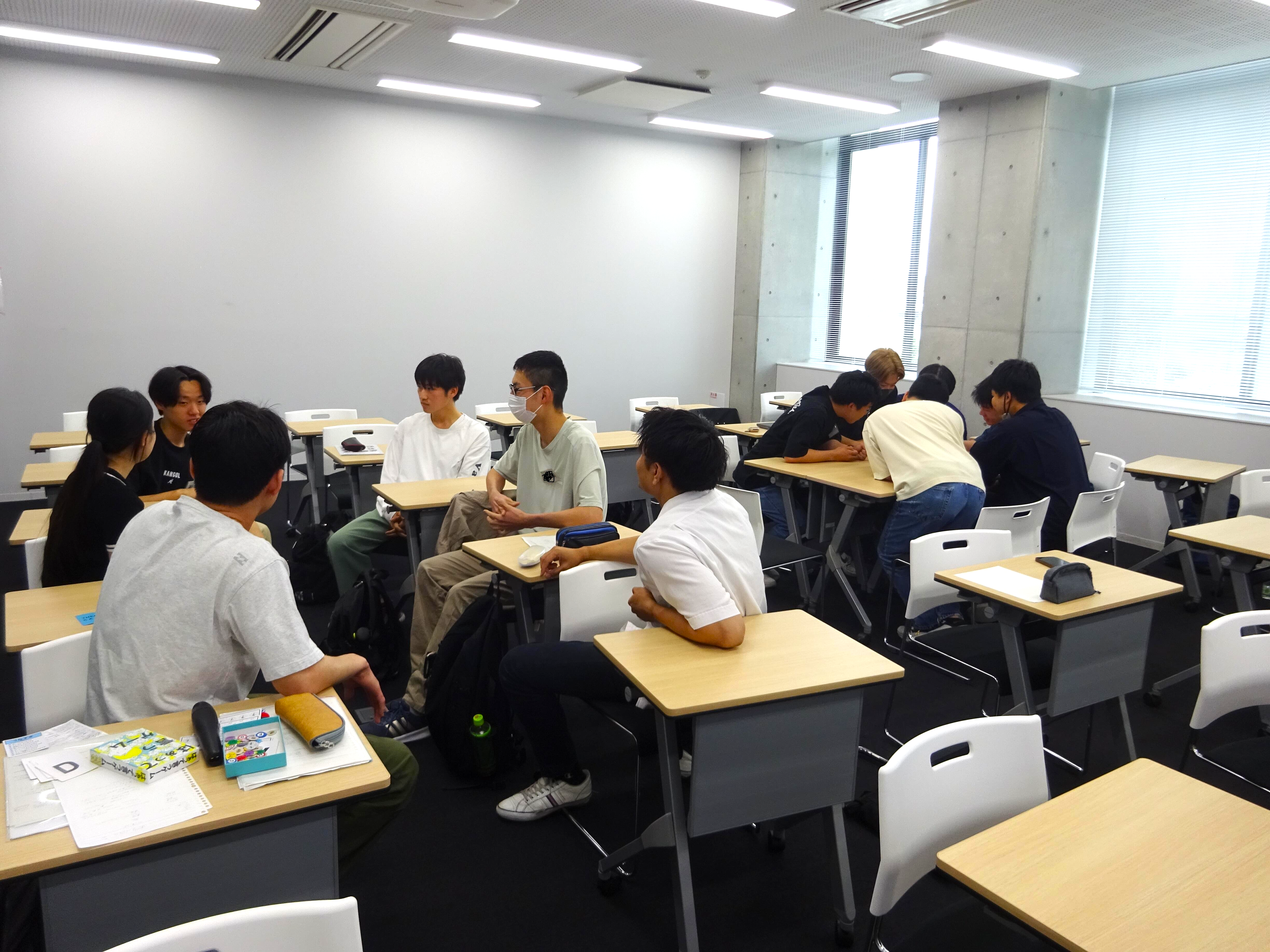 仲間で話し合い