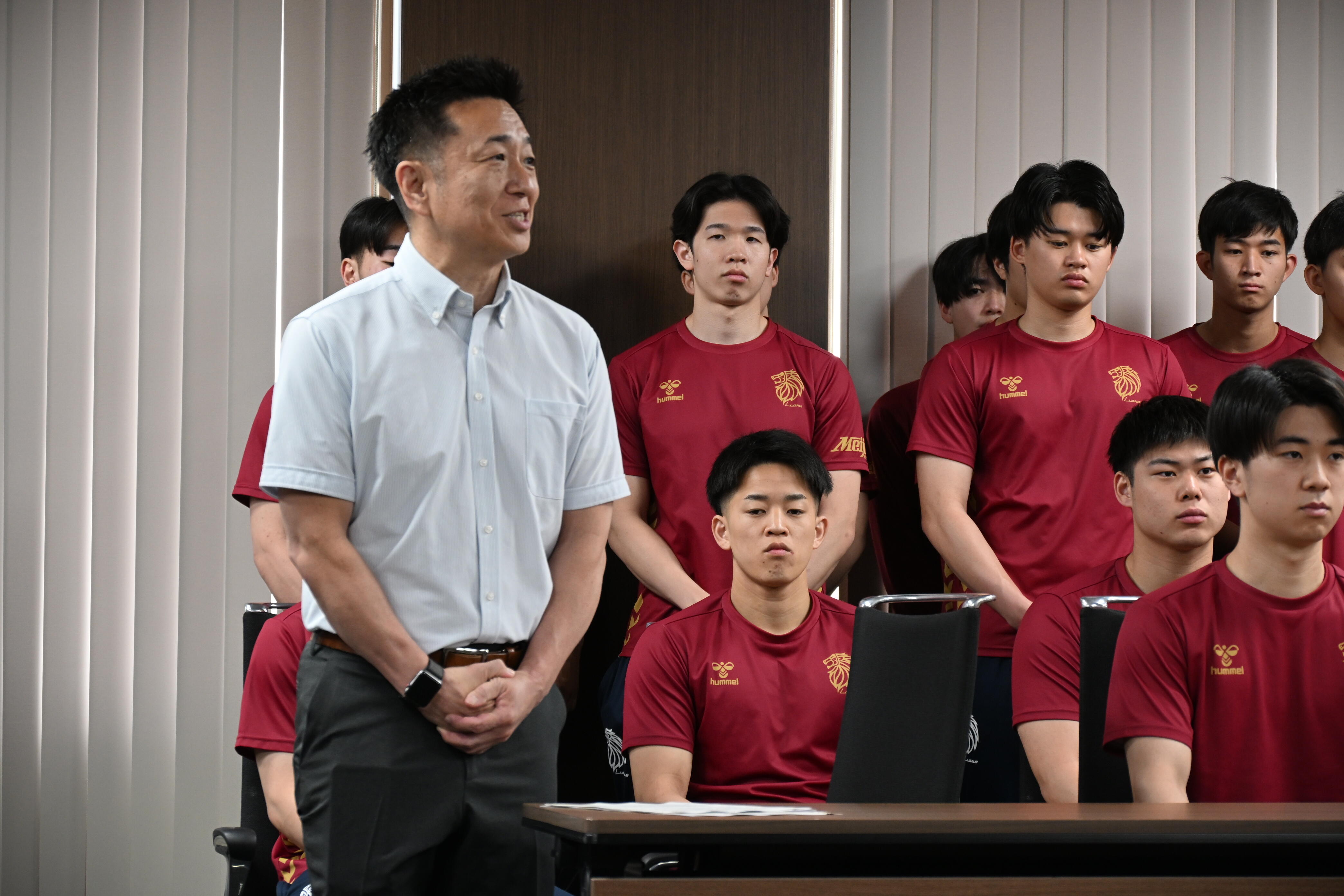 優勝報告する本山監督