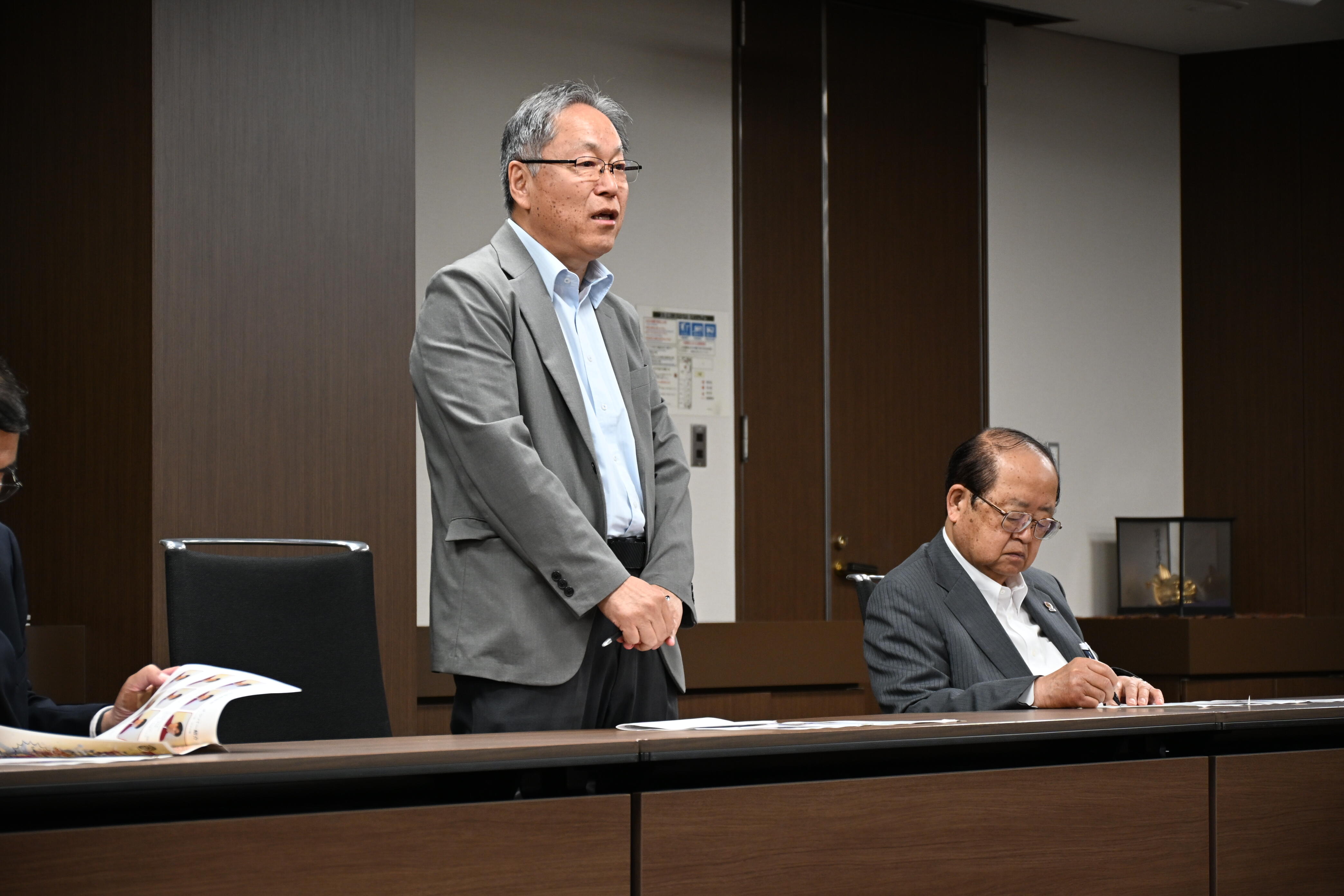 選手らに祝福を述べる野口光宣学長