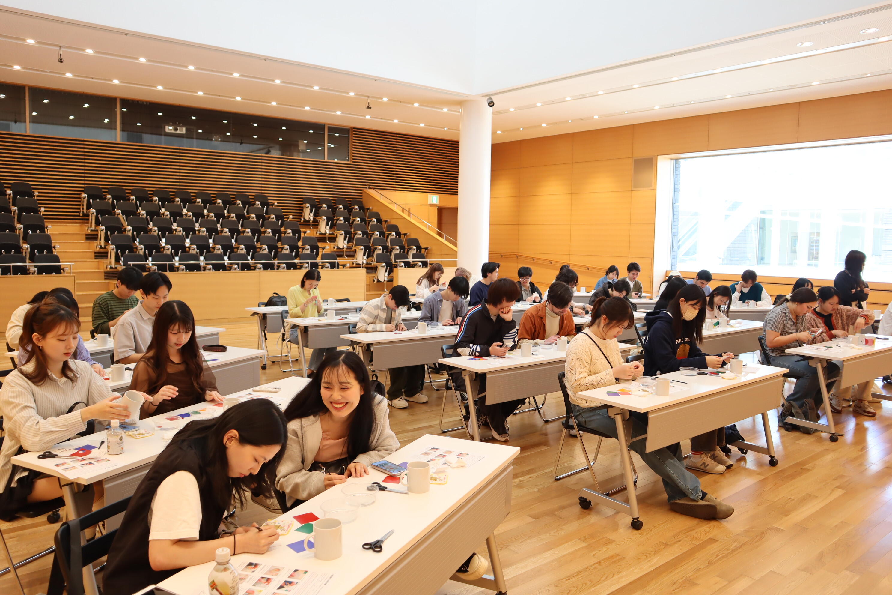 絵付け製作に取り組む学生たち