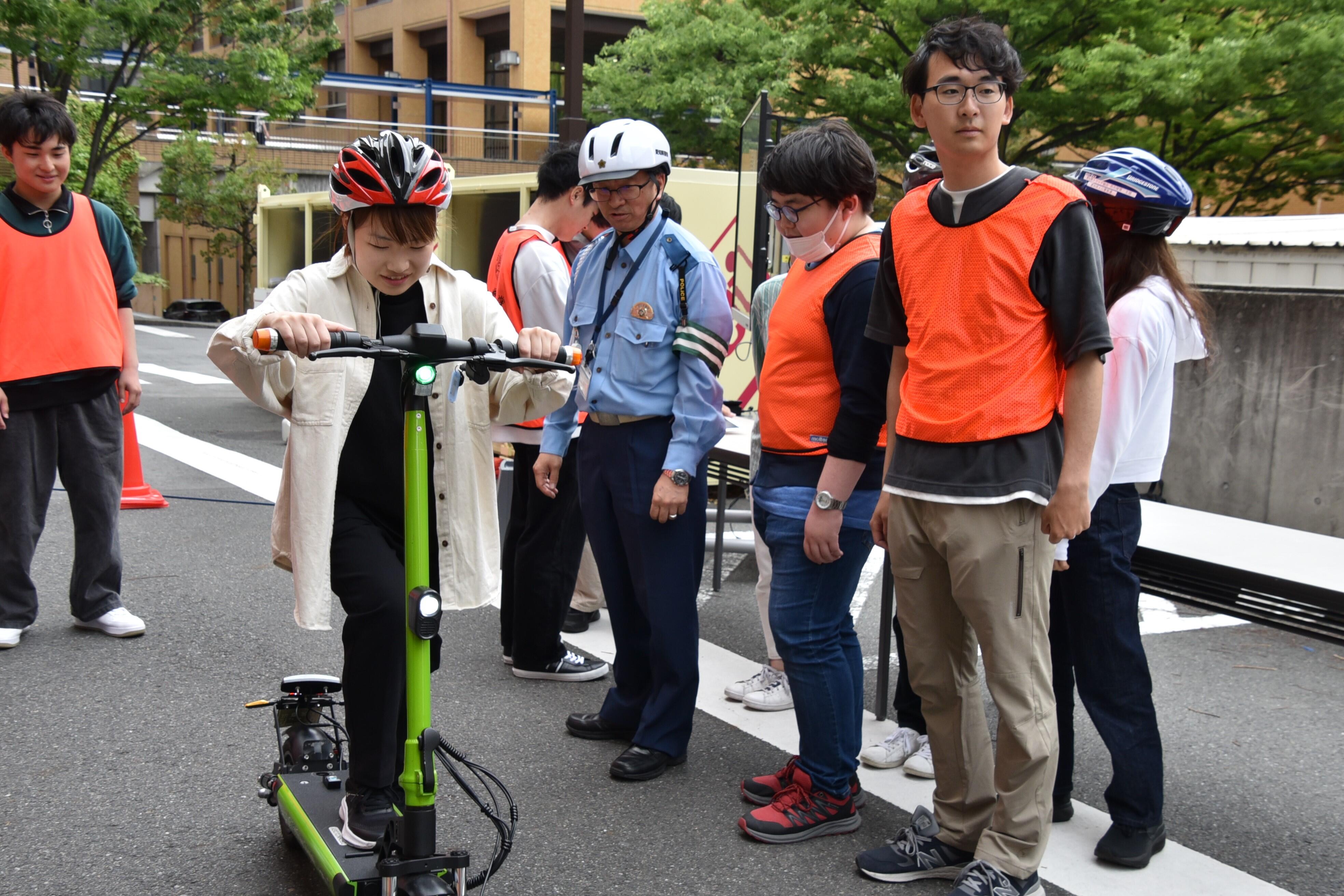試乗する学生