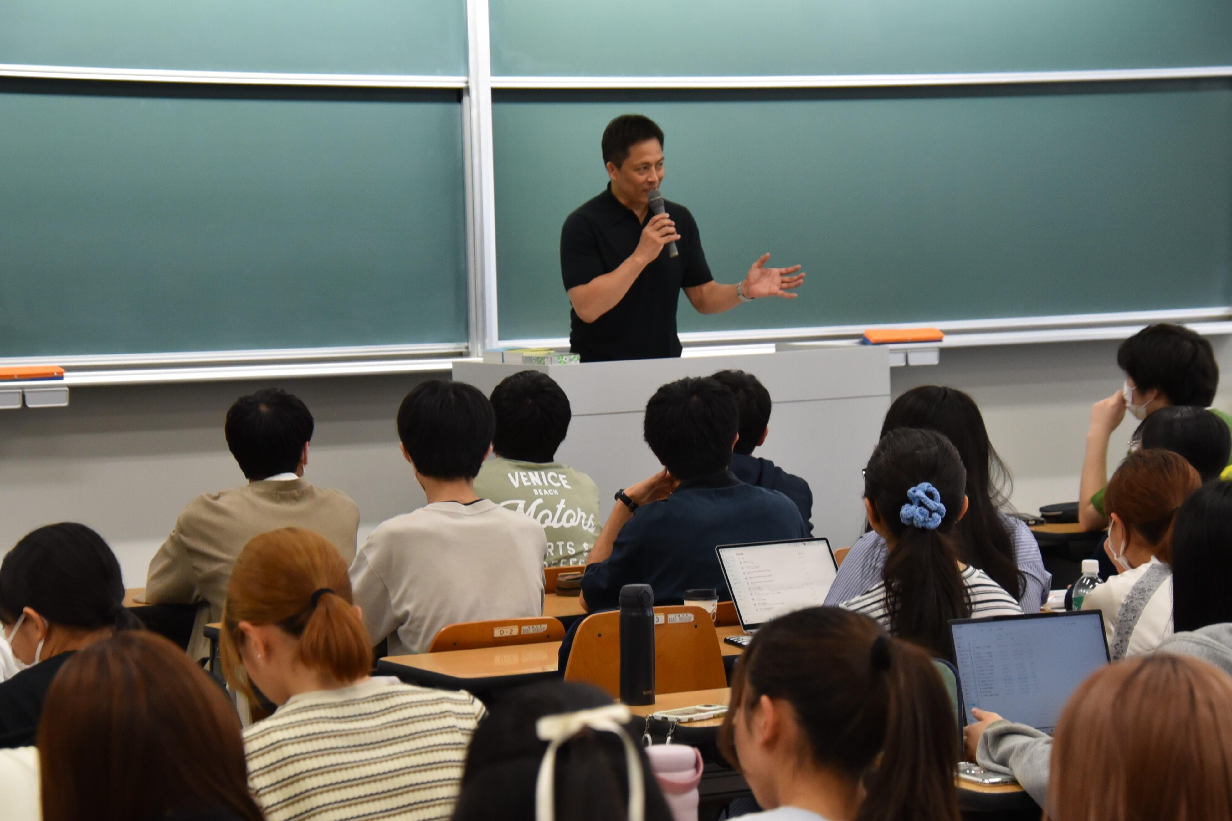 学生に質問も
