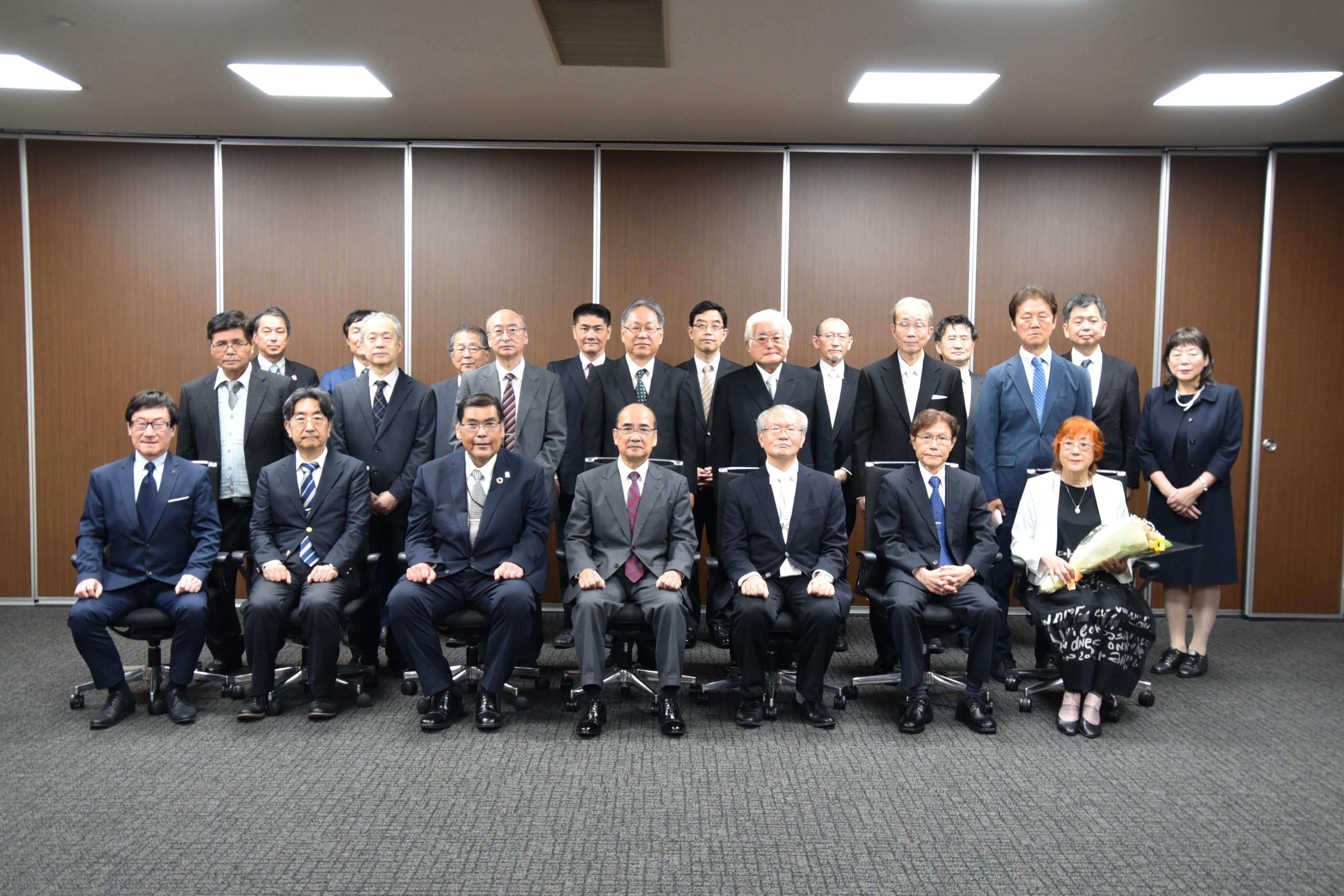 出席者とともに記念撮影に臨む名誉教授の方々
