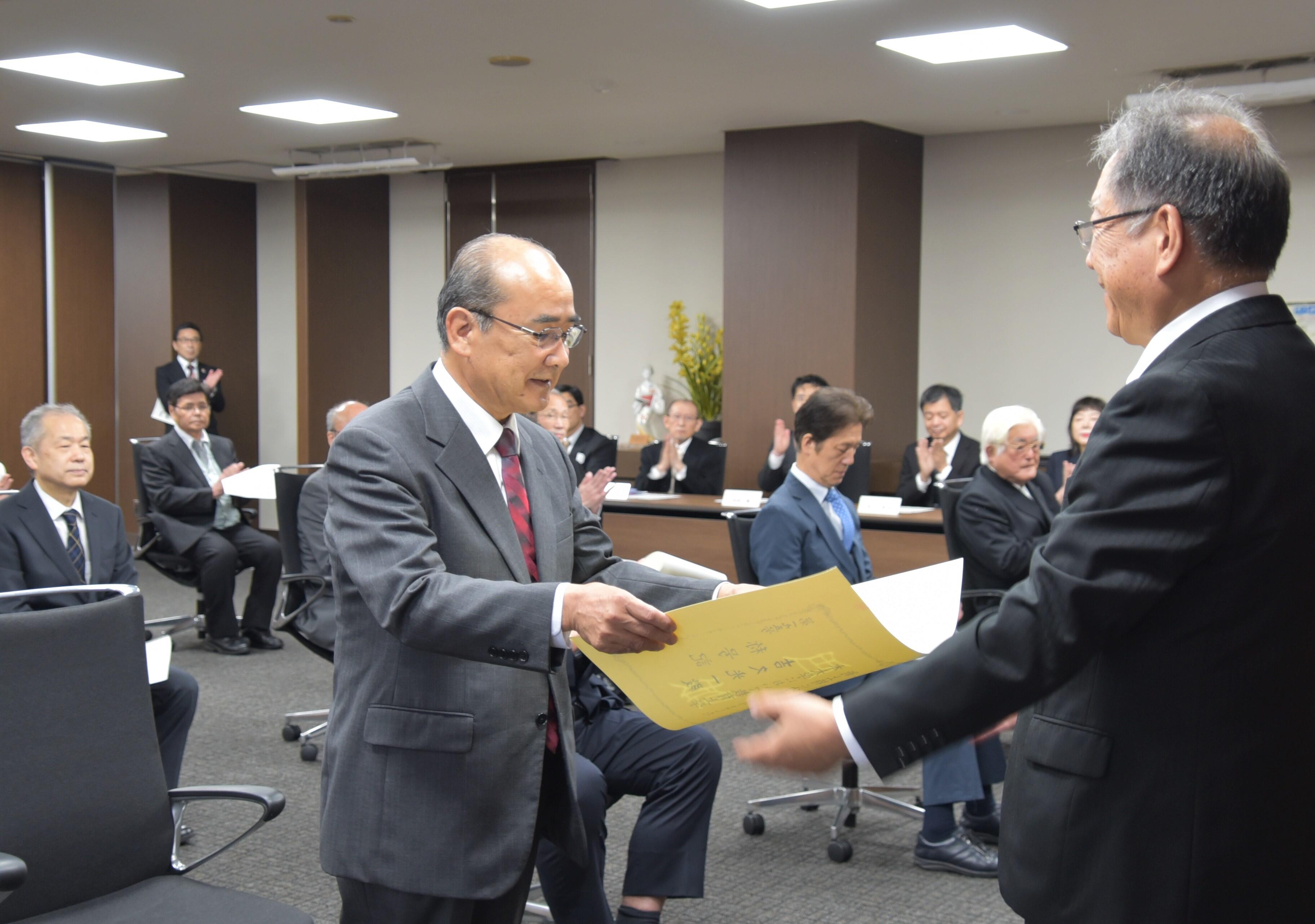 称号記を授与される吉久元学長