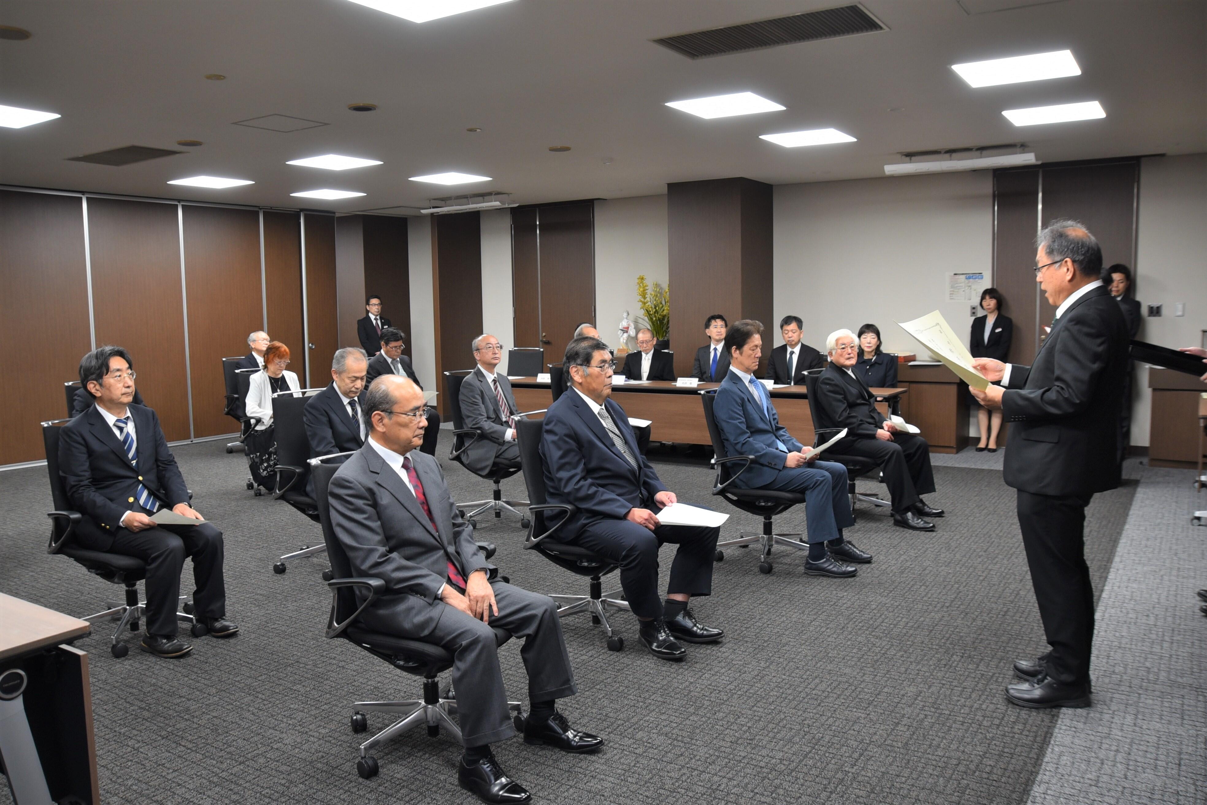 称号記を読み上げる野口学長
