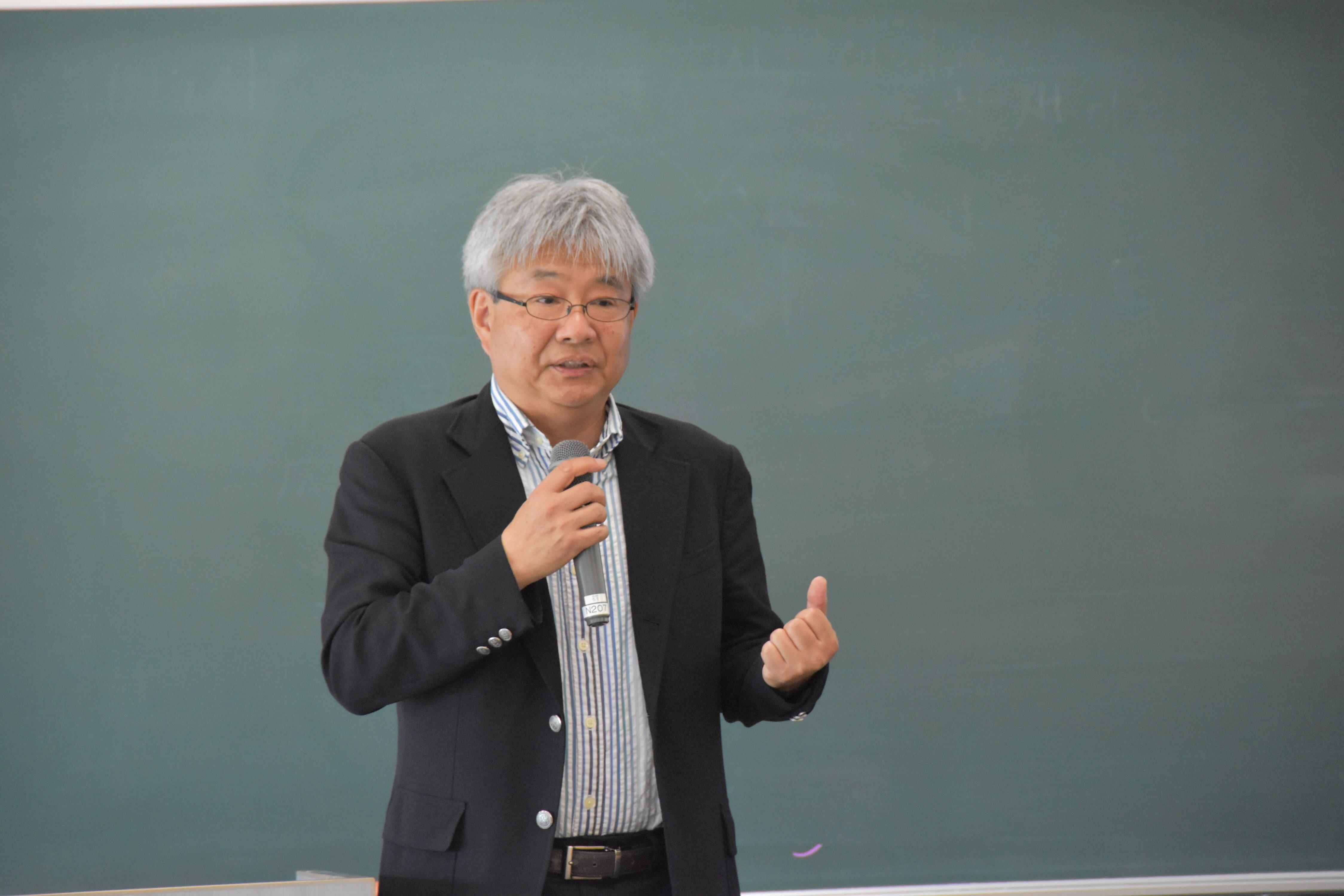 学生たちにこの講演をしっかり受け止めてほしいと話す渋井教授