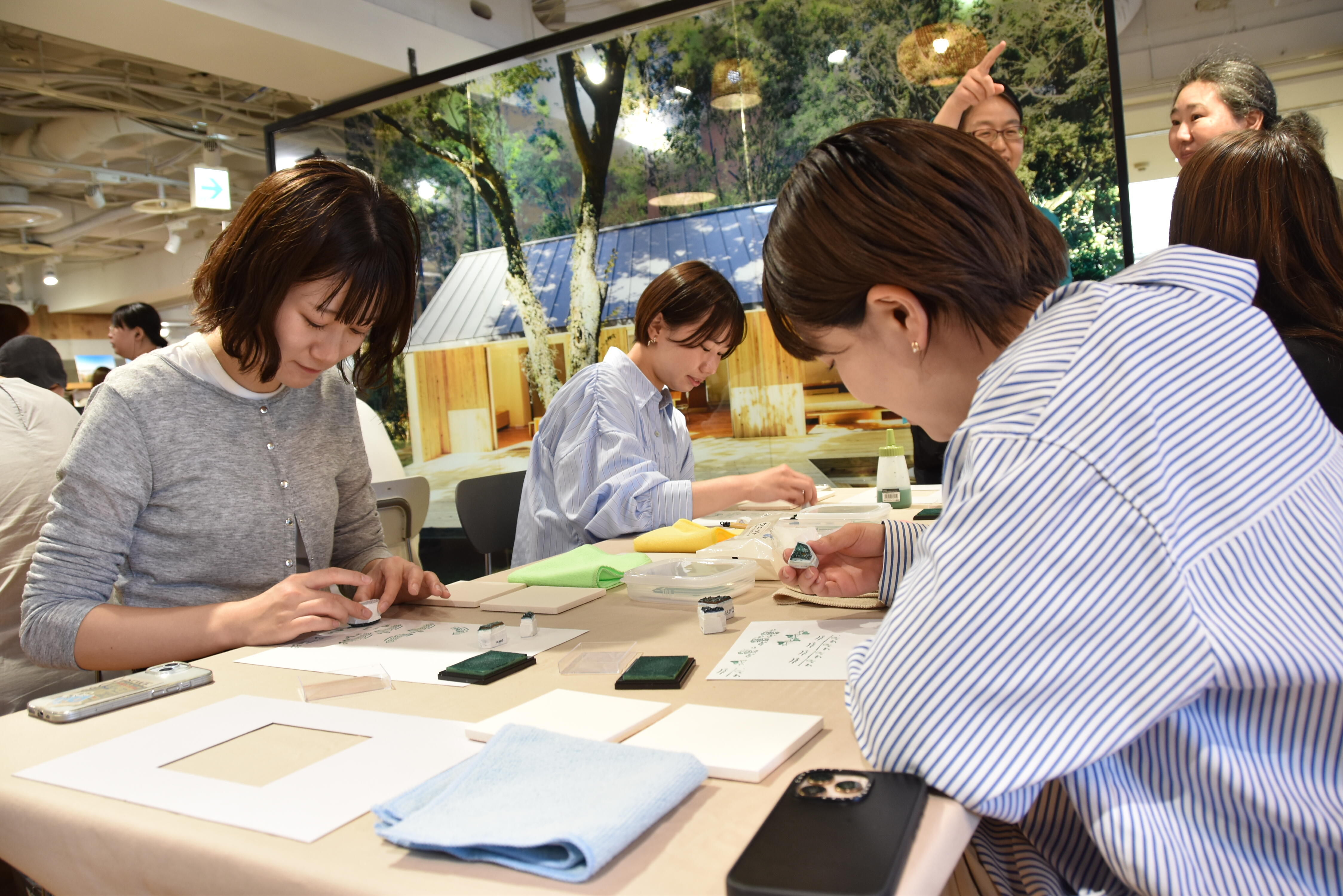 カケラ模様のスタンプでデザインを考える参加者