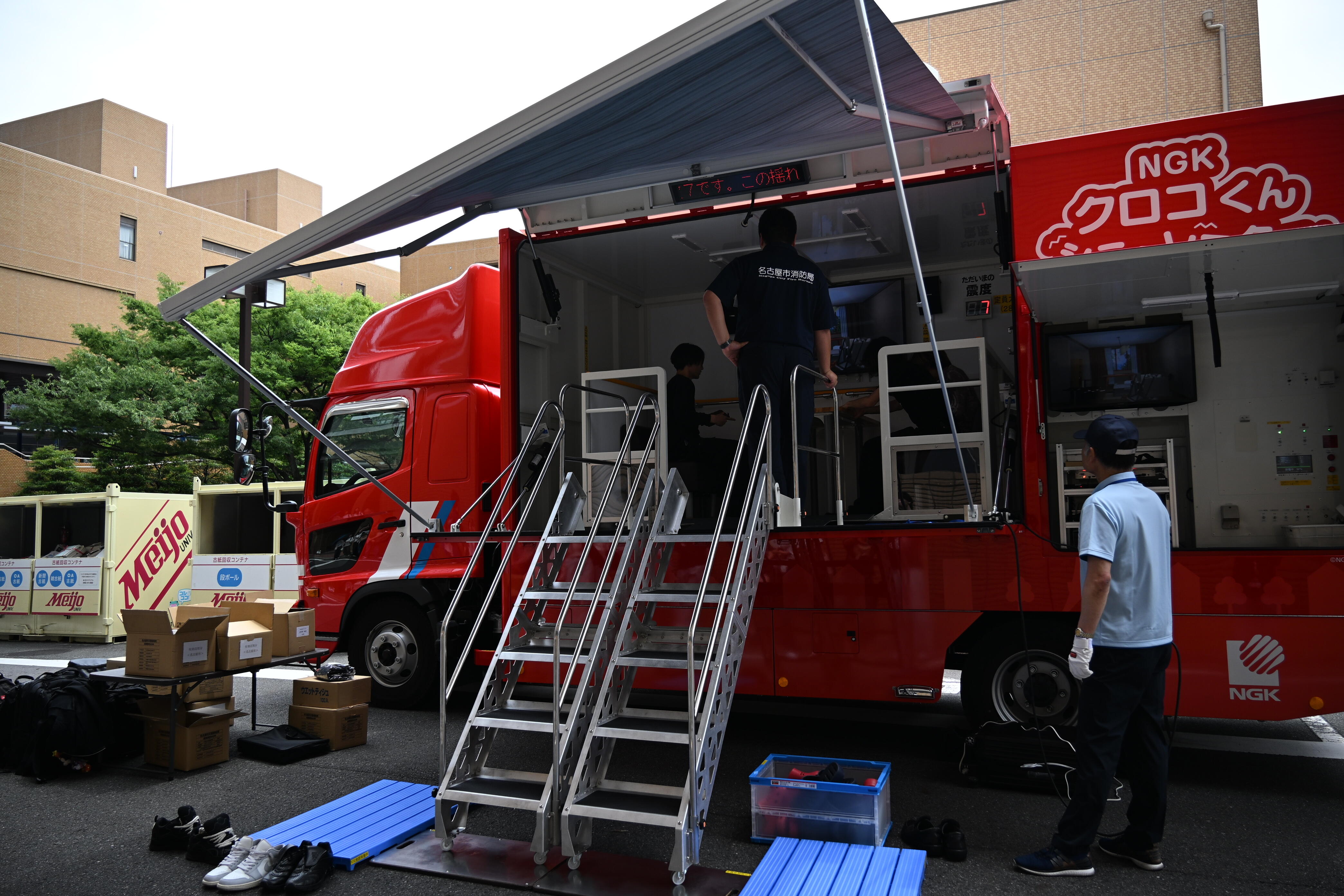 地震を3次元の揺れで再現することができるVR地震体験車