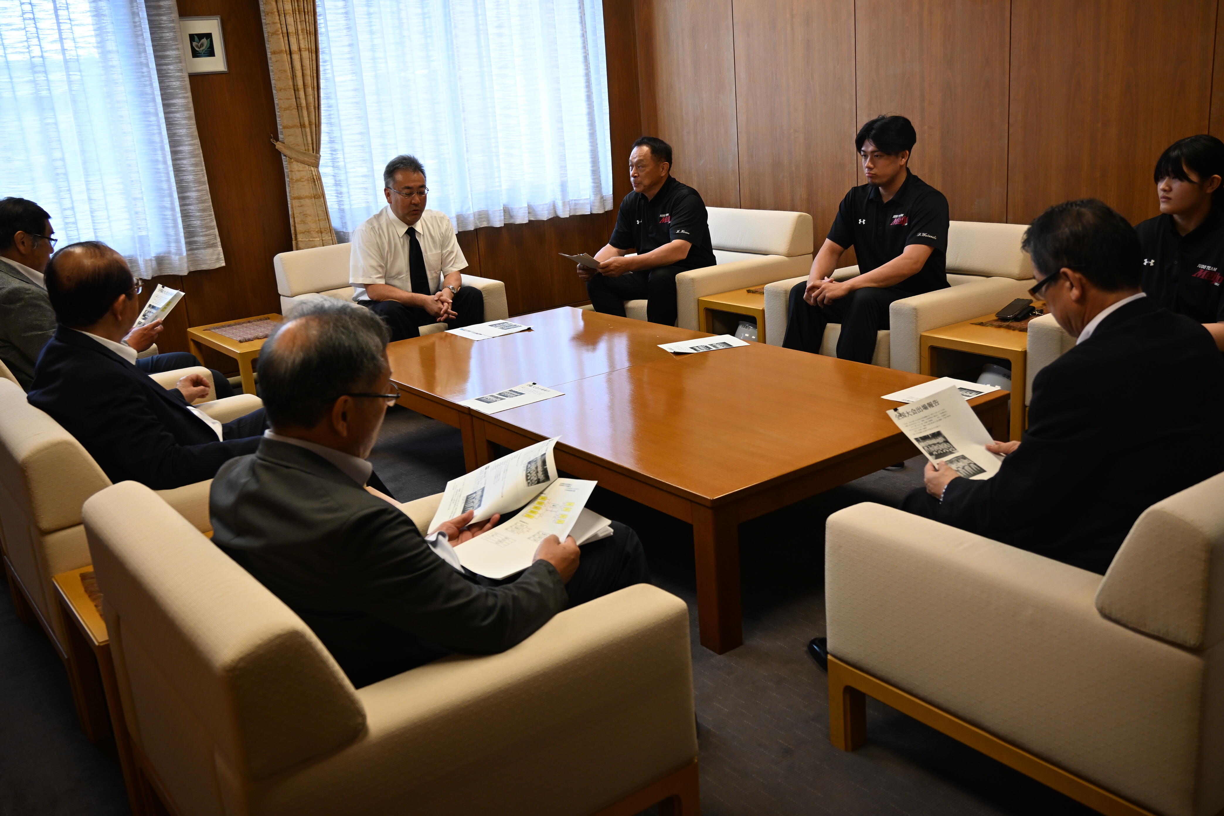 役員に報告する柔道部