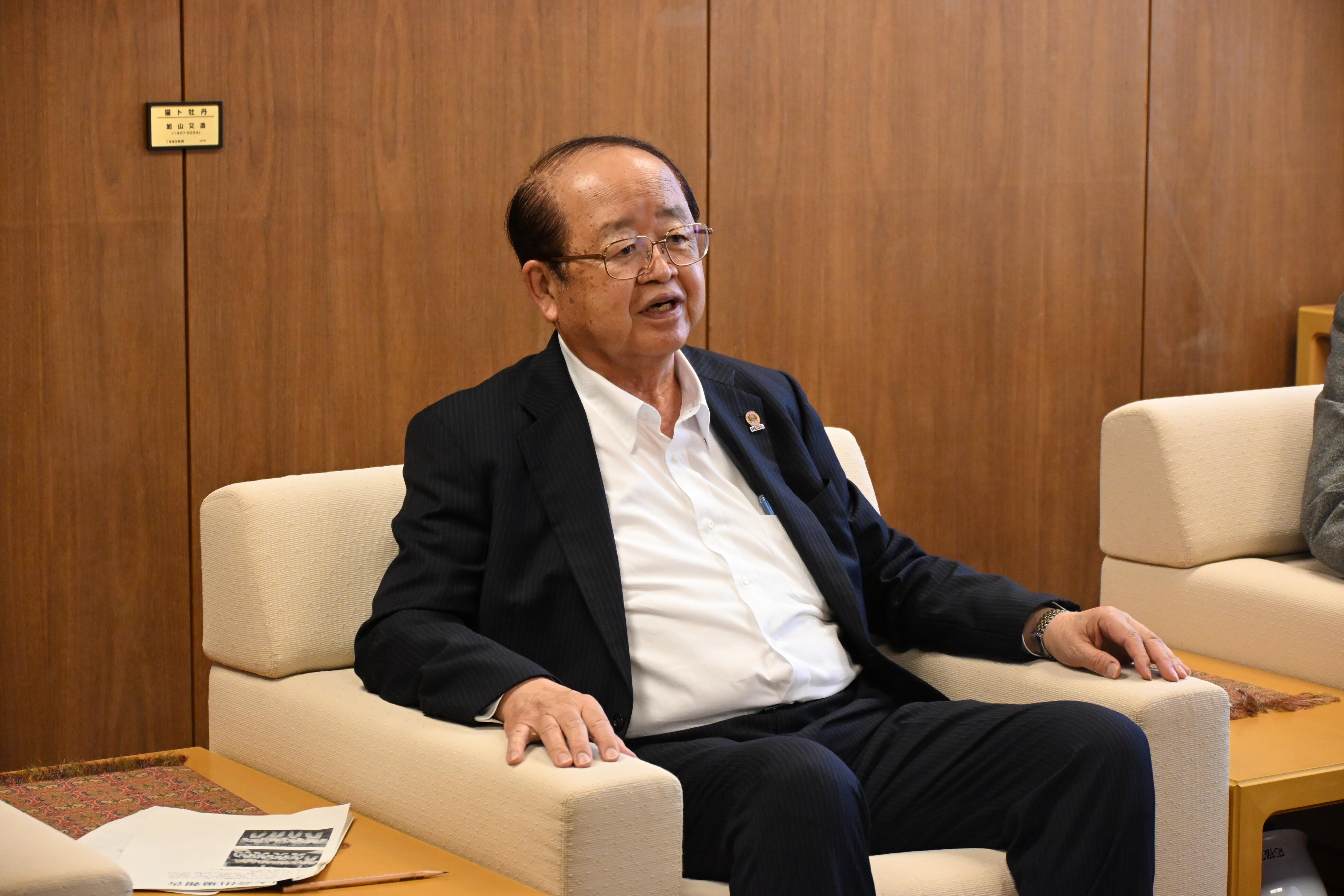 選手にエールを贈る立花理事長