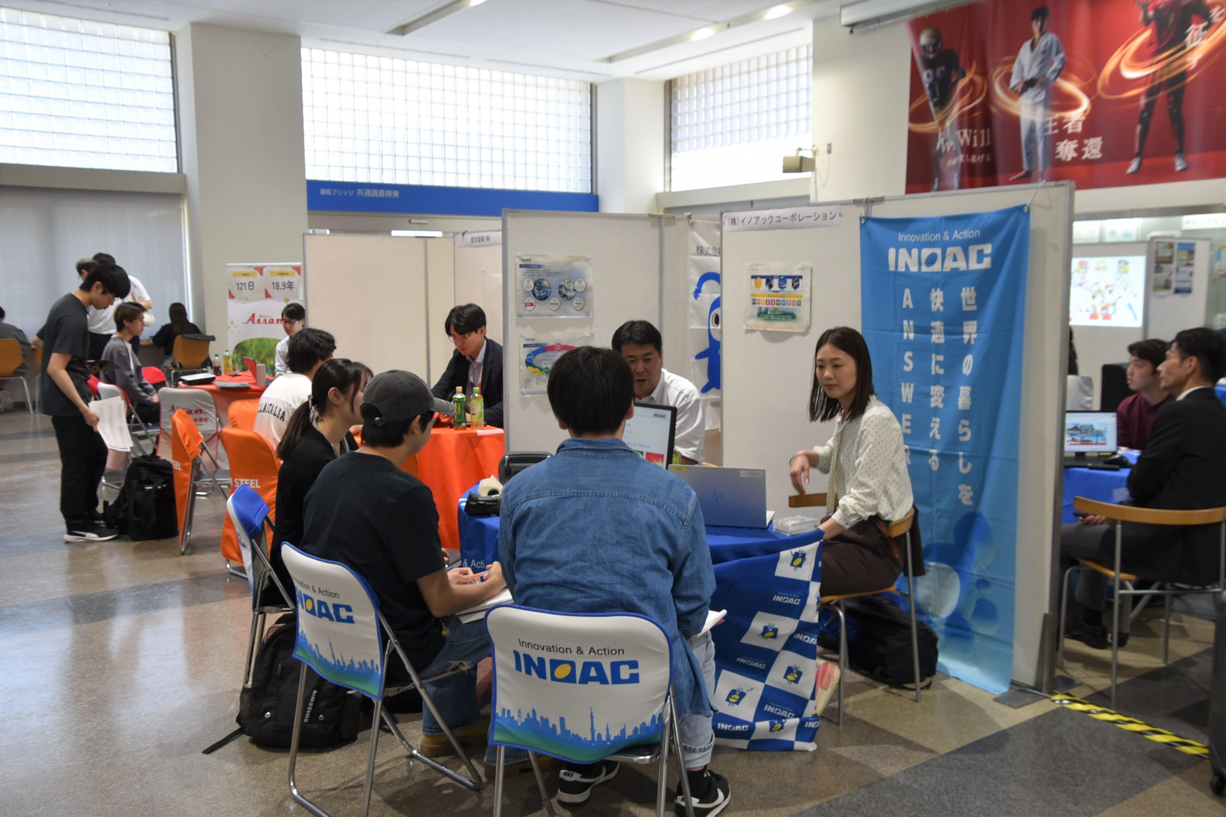 続々と学生が来場