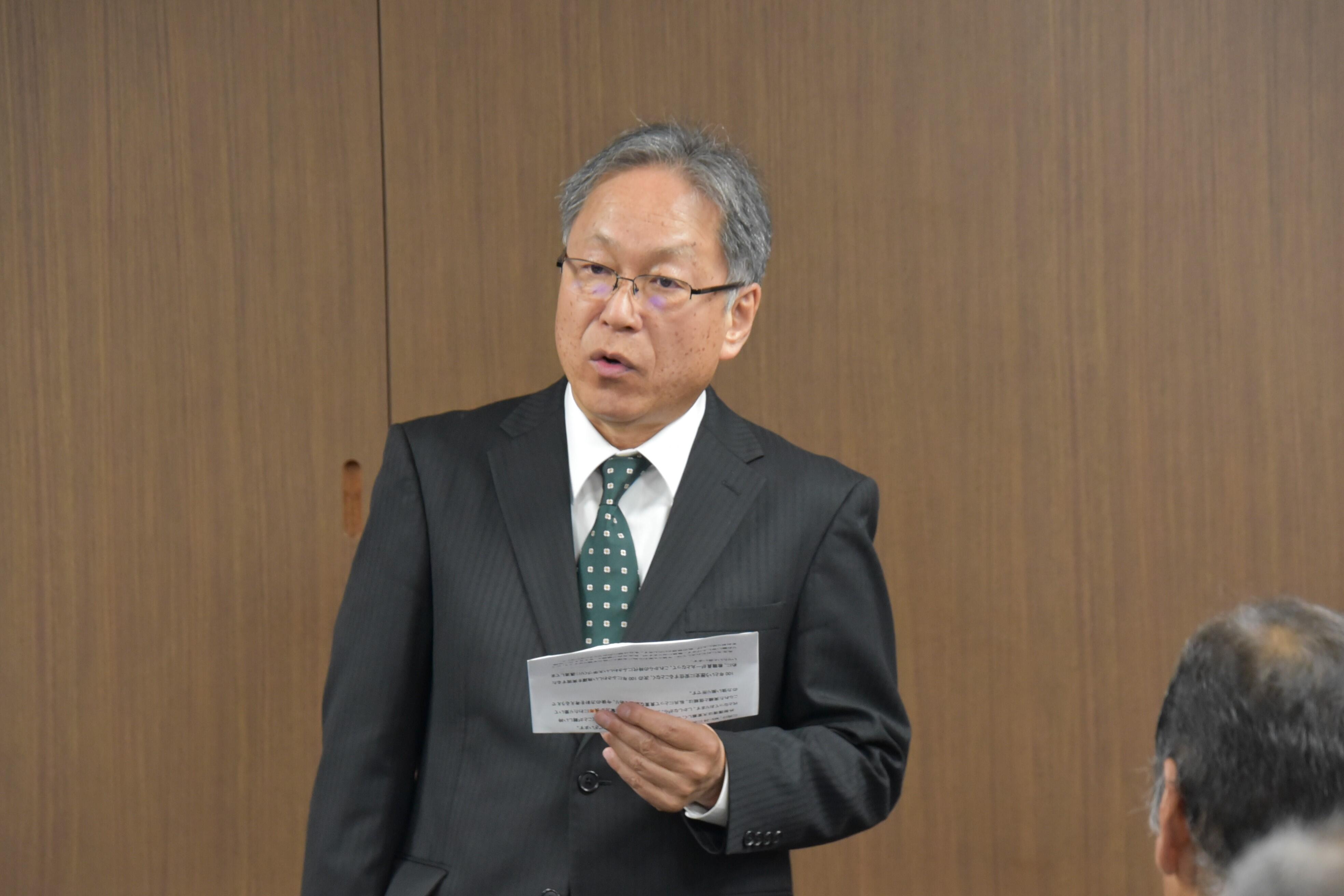 お祝いの言葉を贈る野口学長
