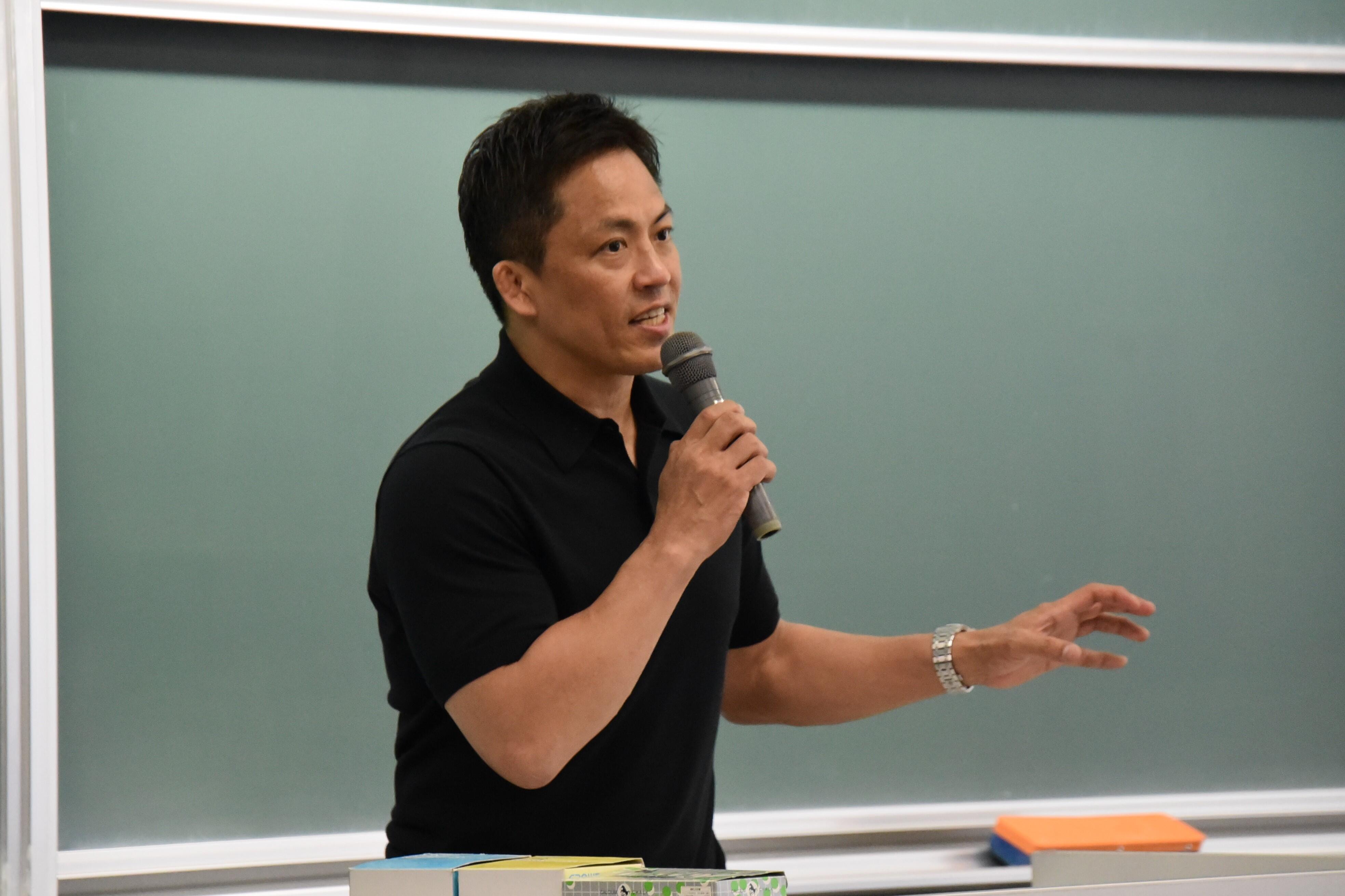 講義に臨む野村特任教授
