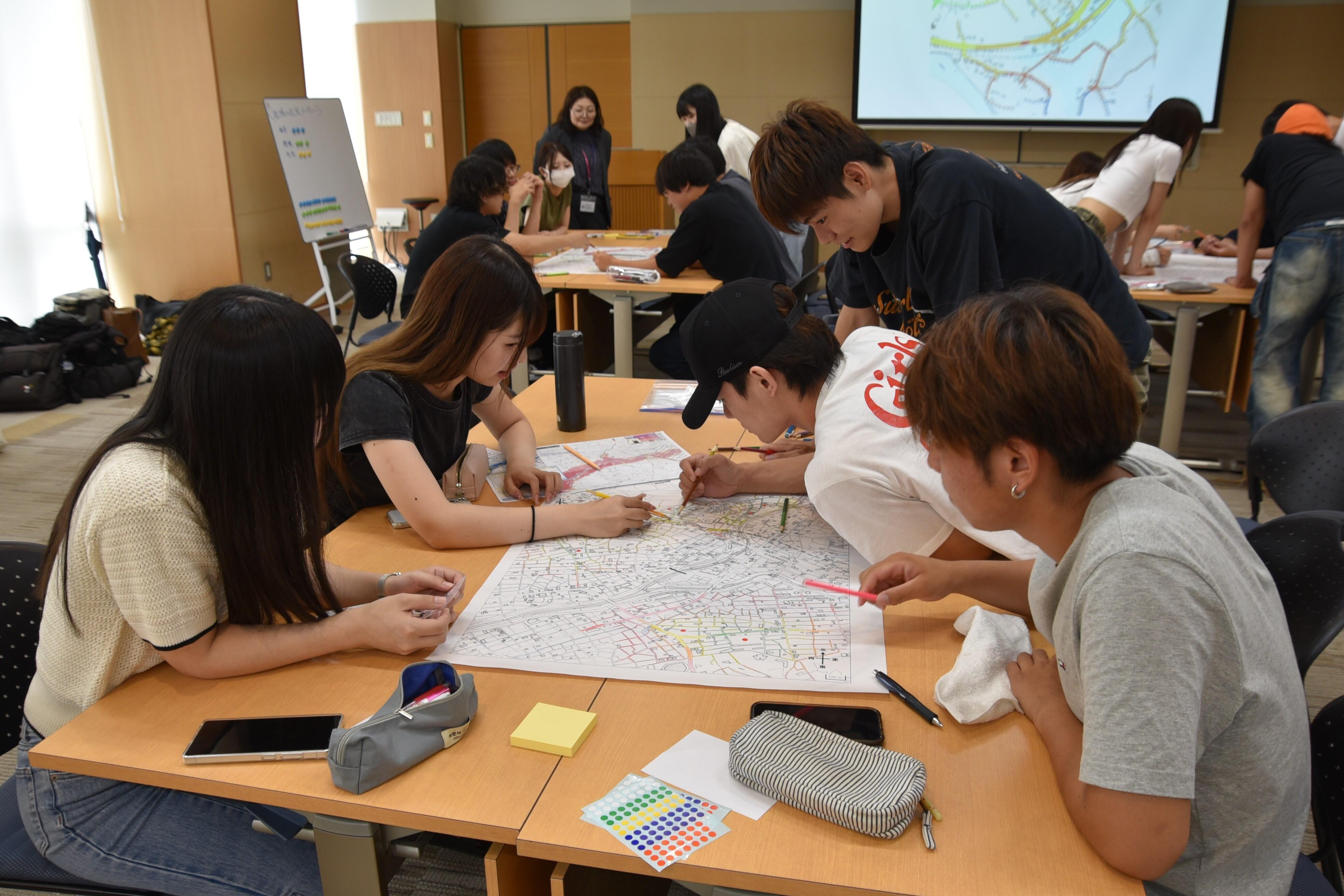 SOMPO流逃げ地図」づくりワークショップを体験するゼミ生