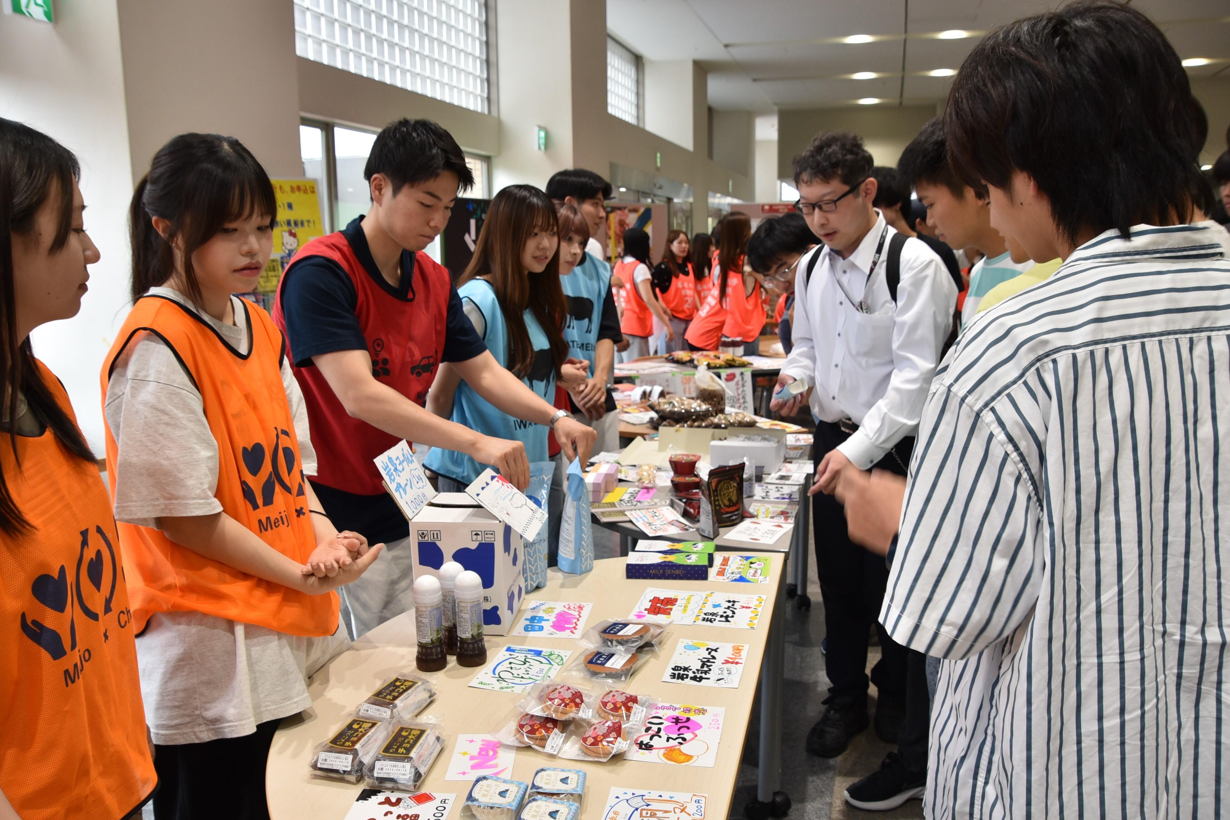 学生や教職員の人気を集めたチャリティー販売