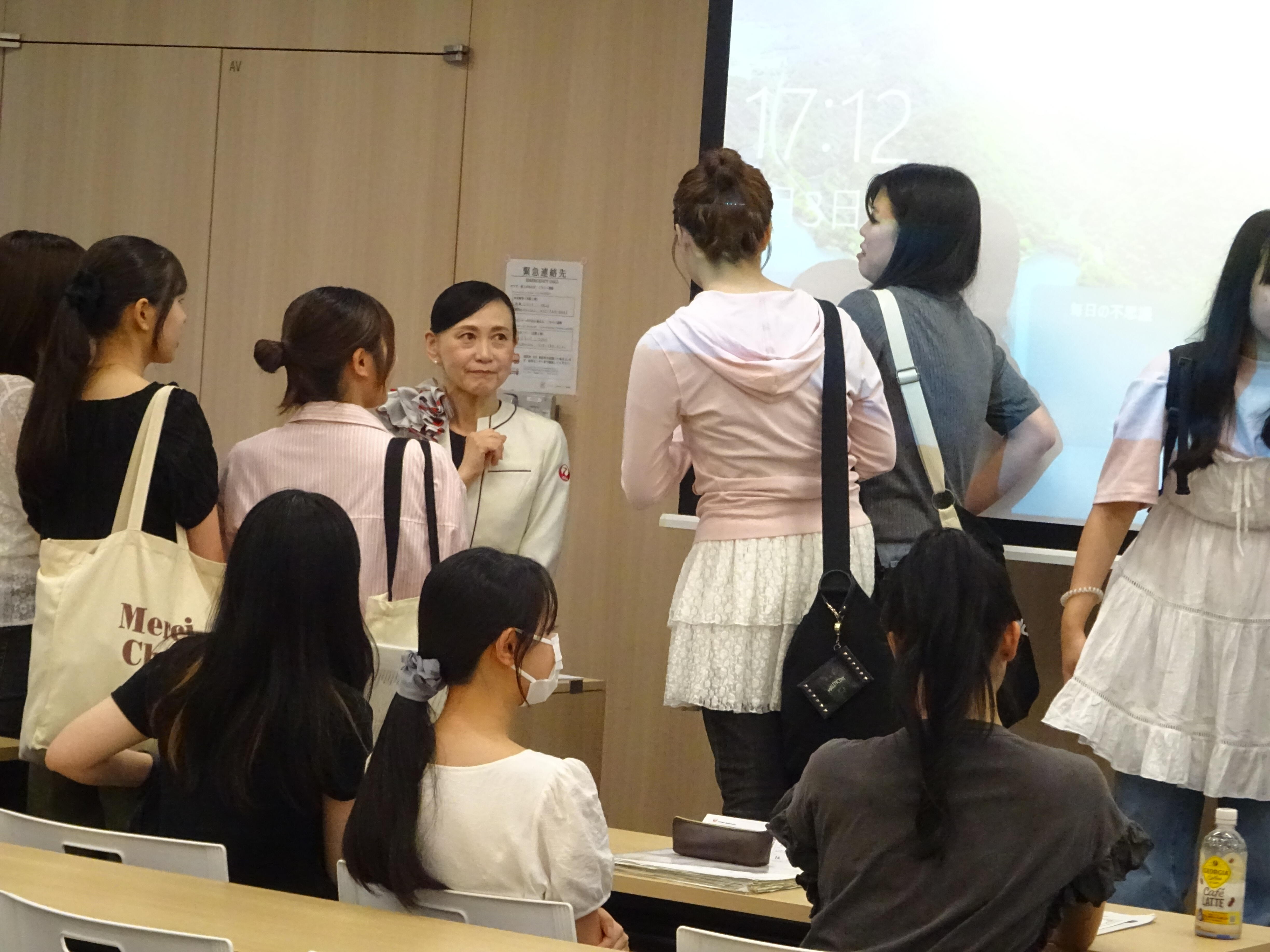 講座終了後も残って講師と談笑する学生たち