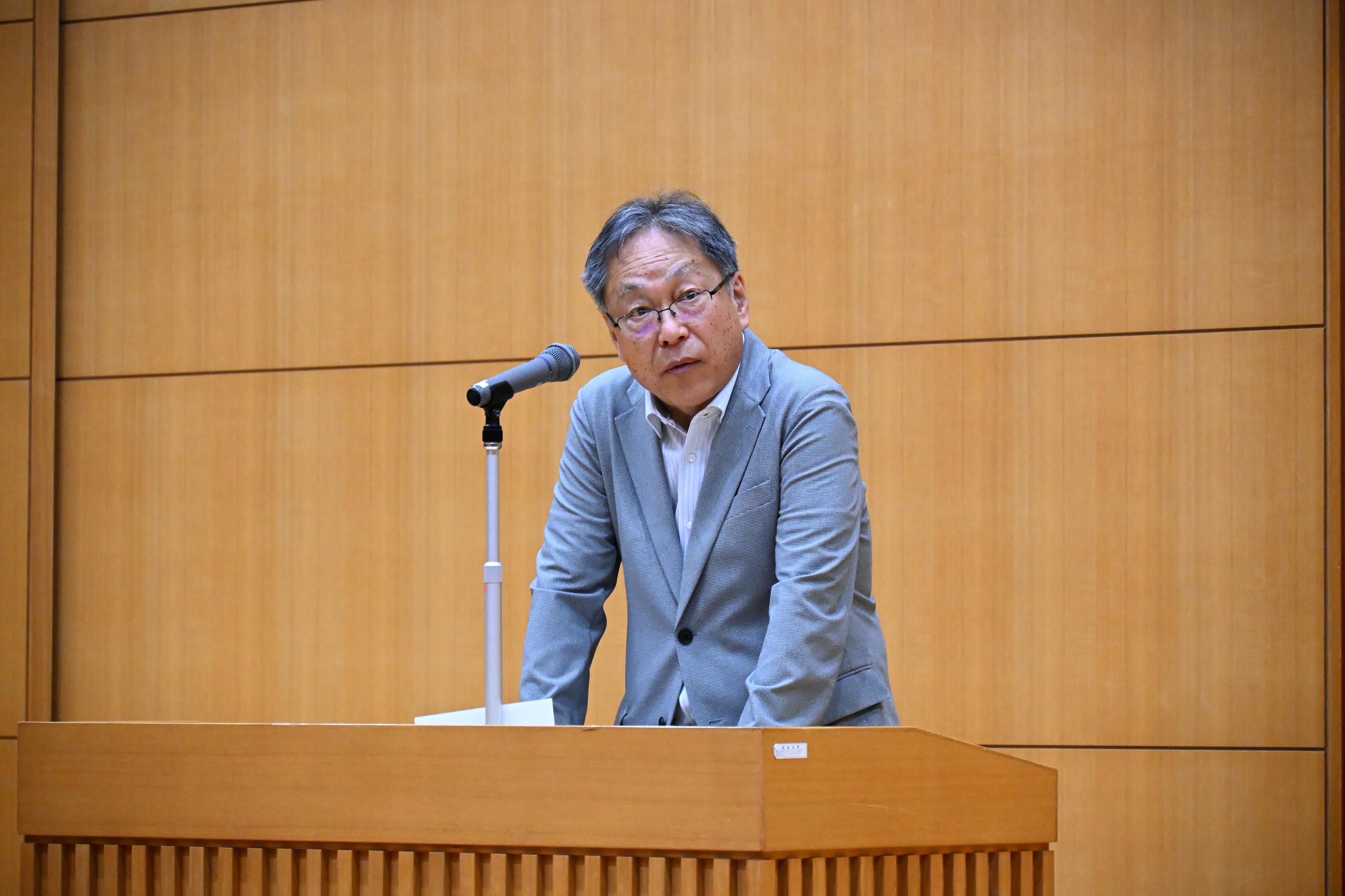 祝辞を述べる野口学長