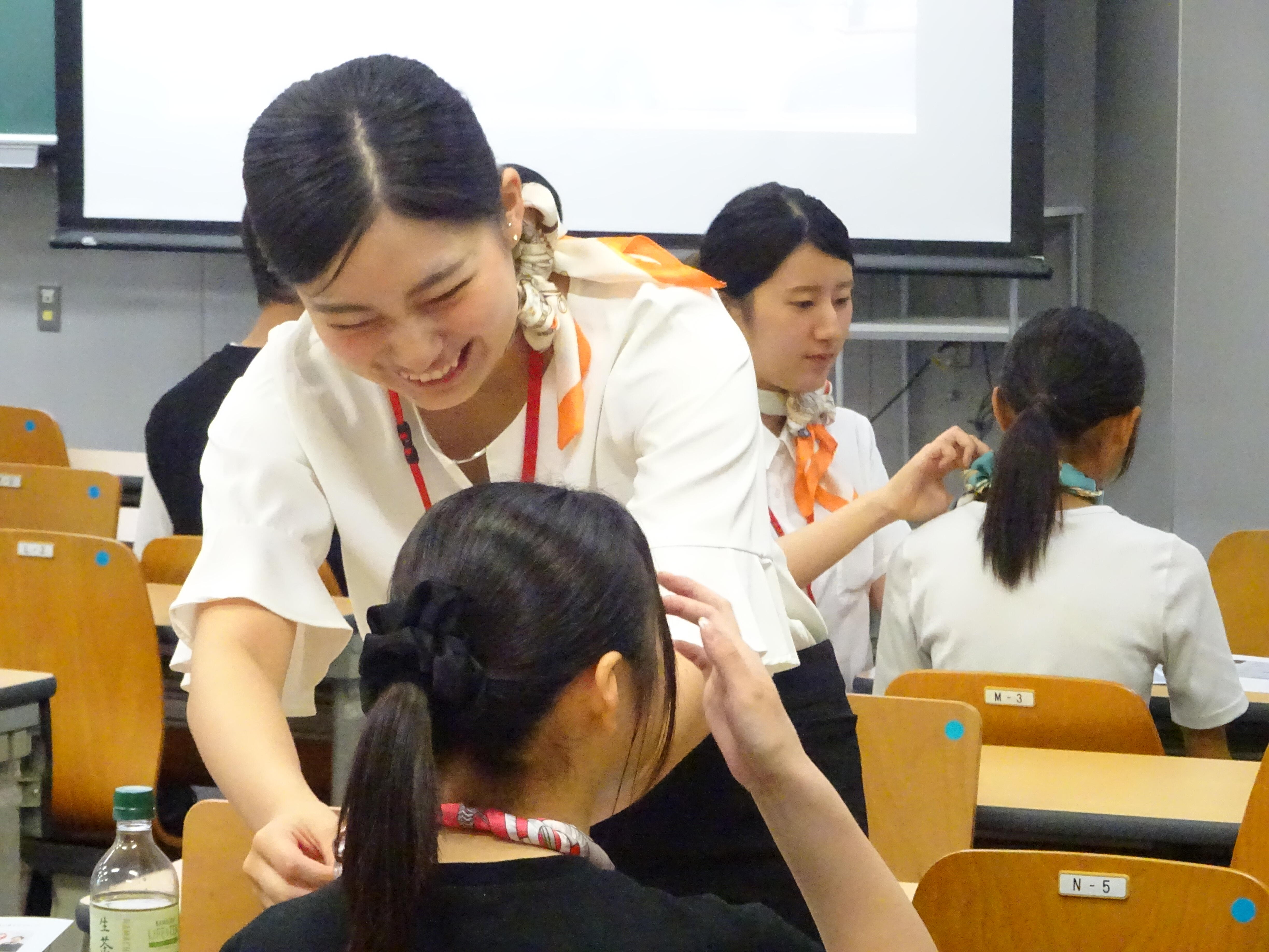 CAなりきり！スカーフ巻き体験