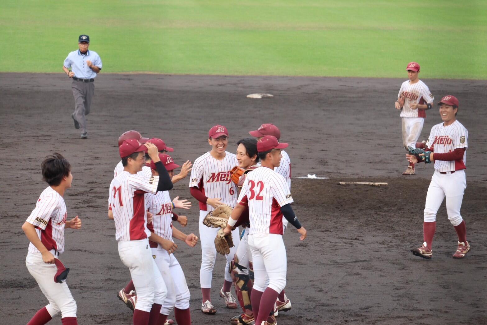 勝利し、マウンドに集まる選手たち