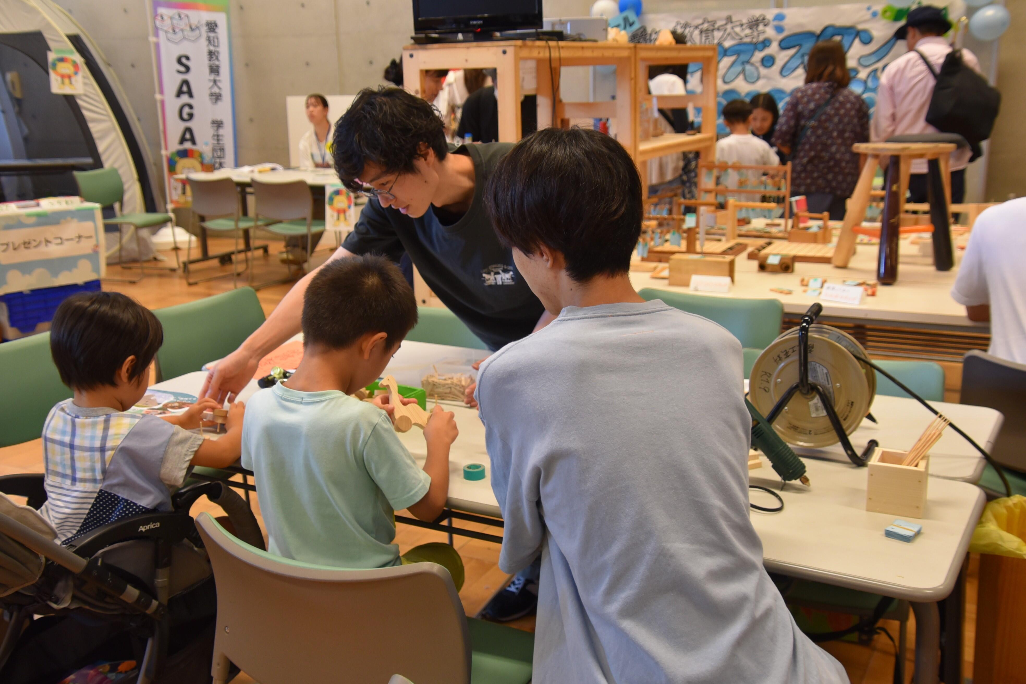 ゼミ生が手伝いながら「コロコロアニマル」作りを体験する子どもたち