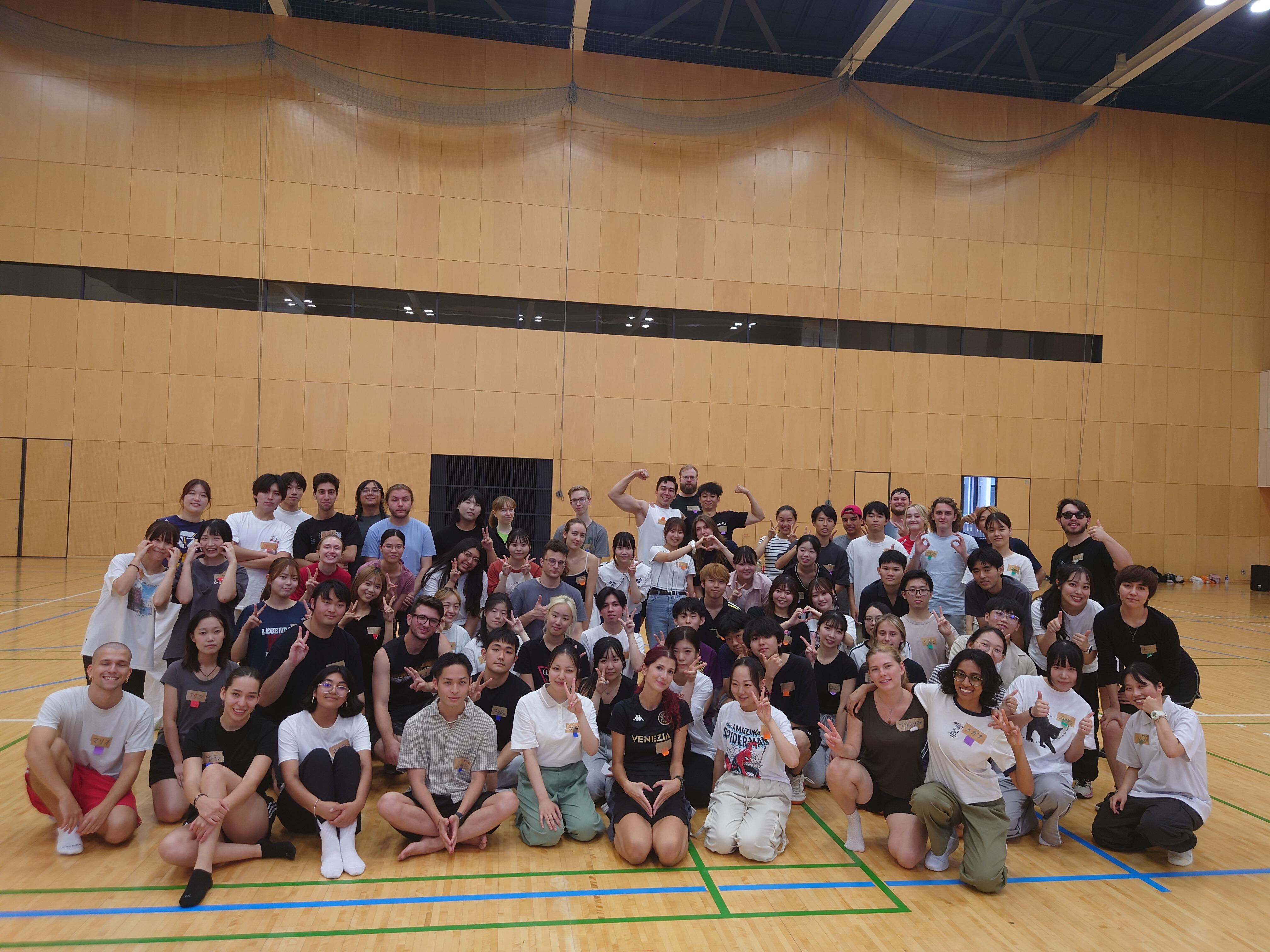 ドーム前体育館で集合写真