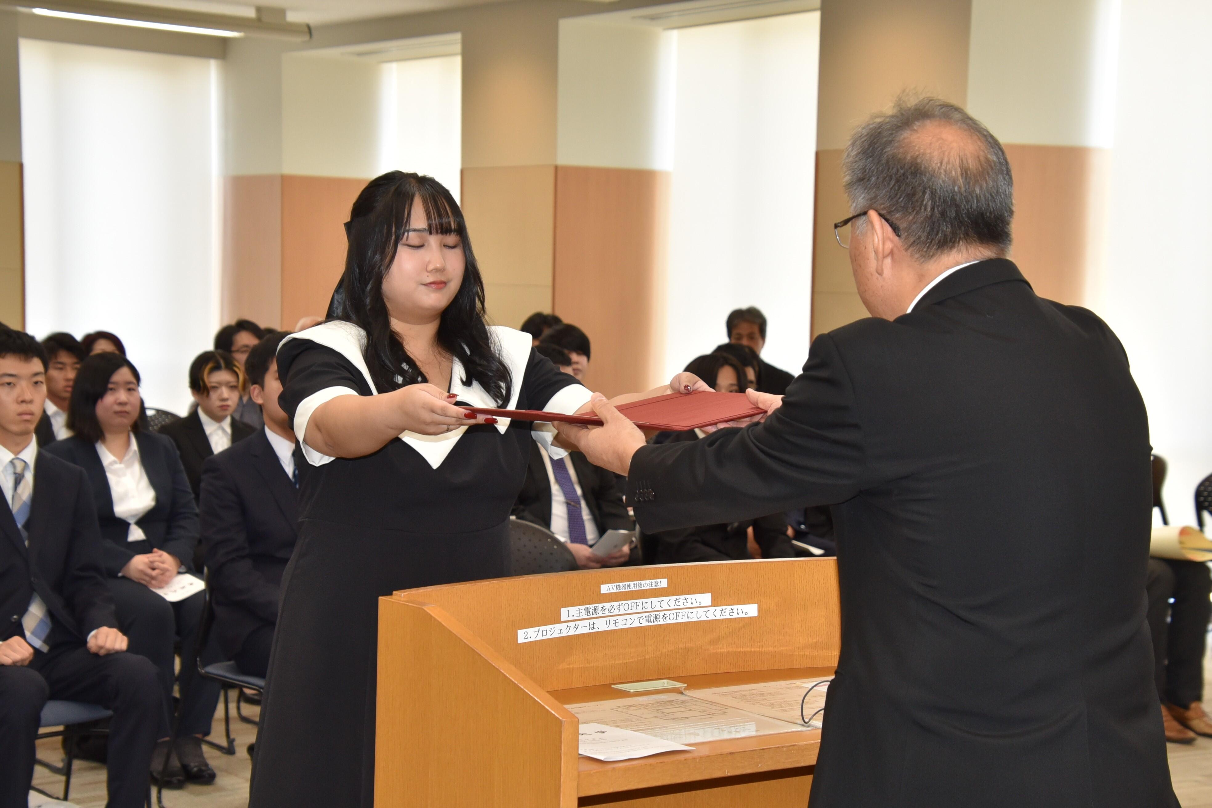 学位記を受け取る祝榮弥さん（経営学部）