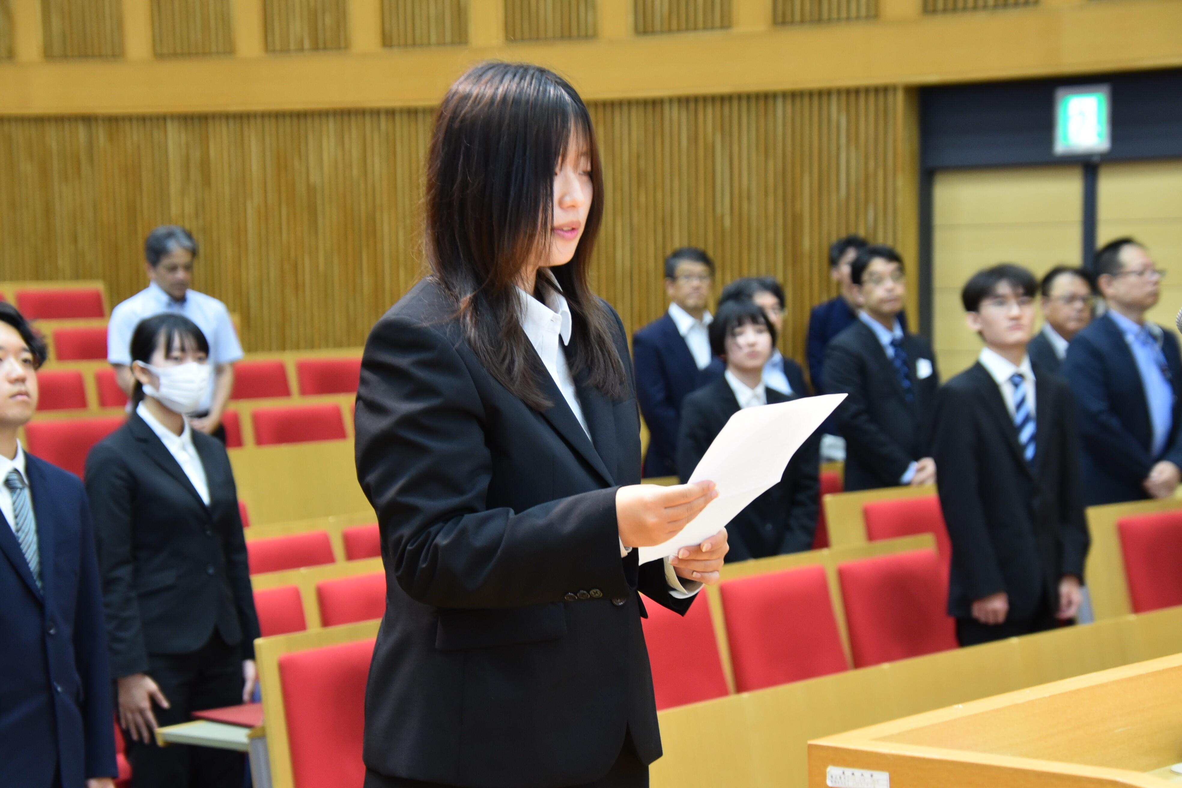 謝辞を述べる西川さん