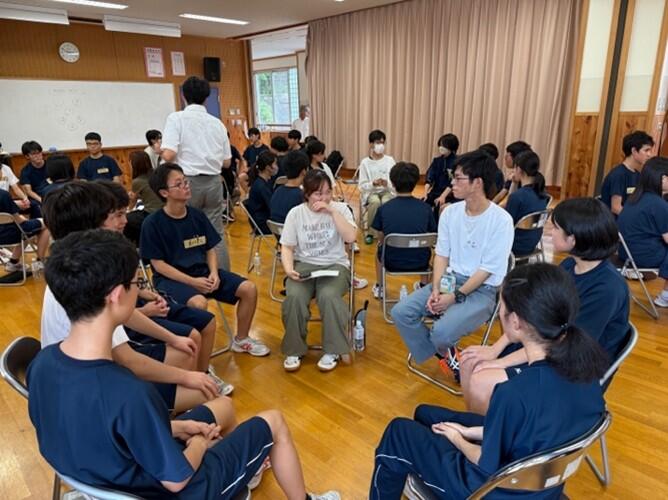 グループに分かれて「学び」をテーマに対話