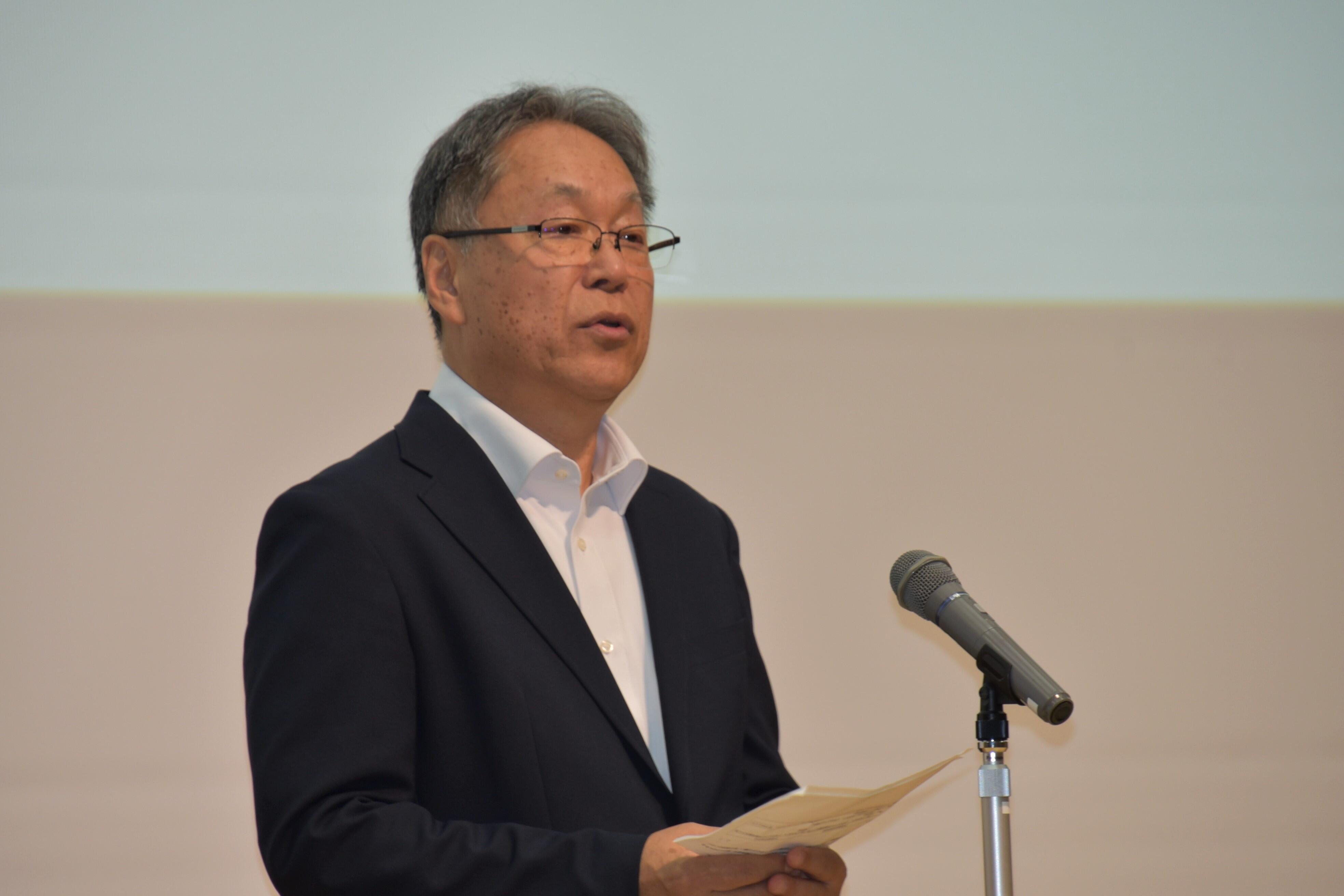 あいさつする野口学長