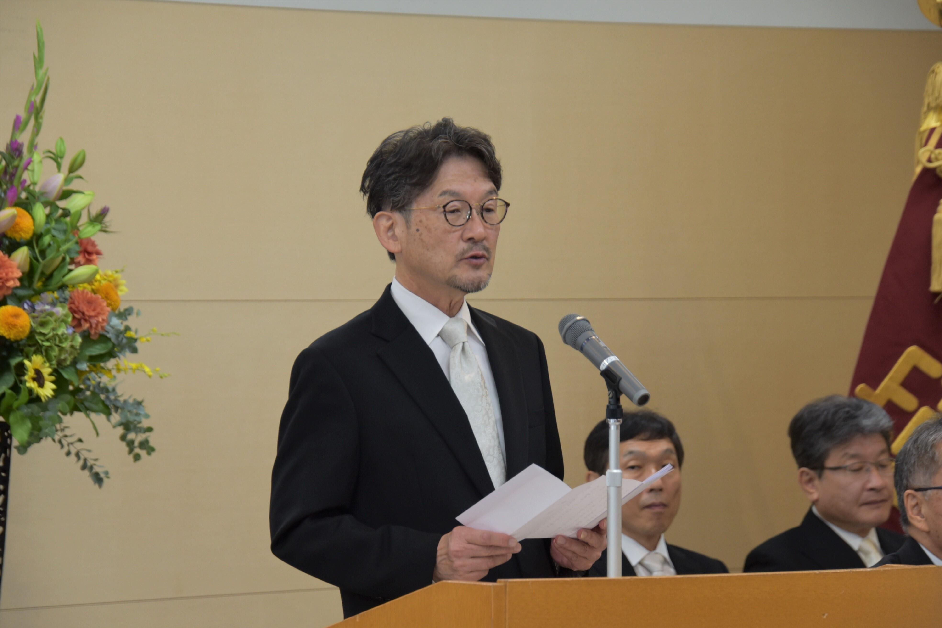 森校友会会長の祝辞を代読する矢野校友会専務理事