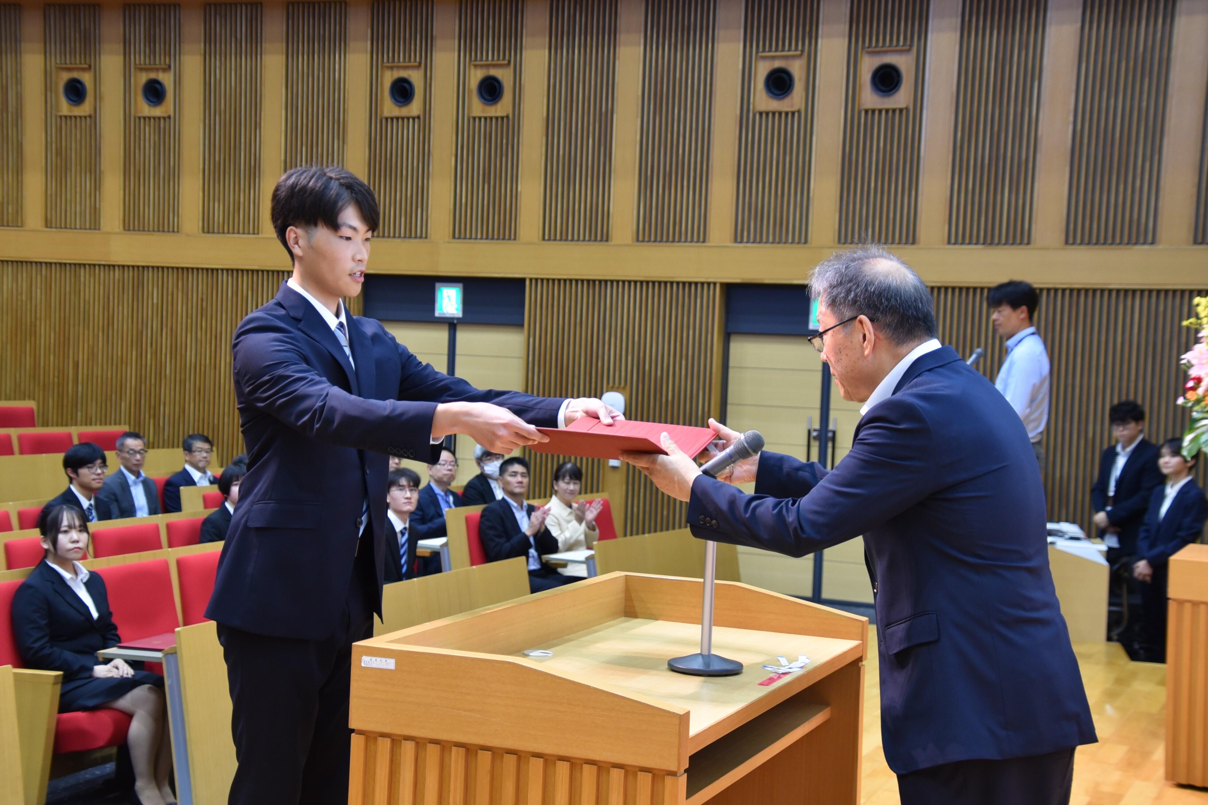 学業優秀奨励者を代表して登壇した猪俣さん