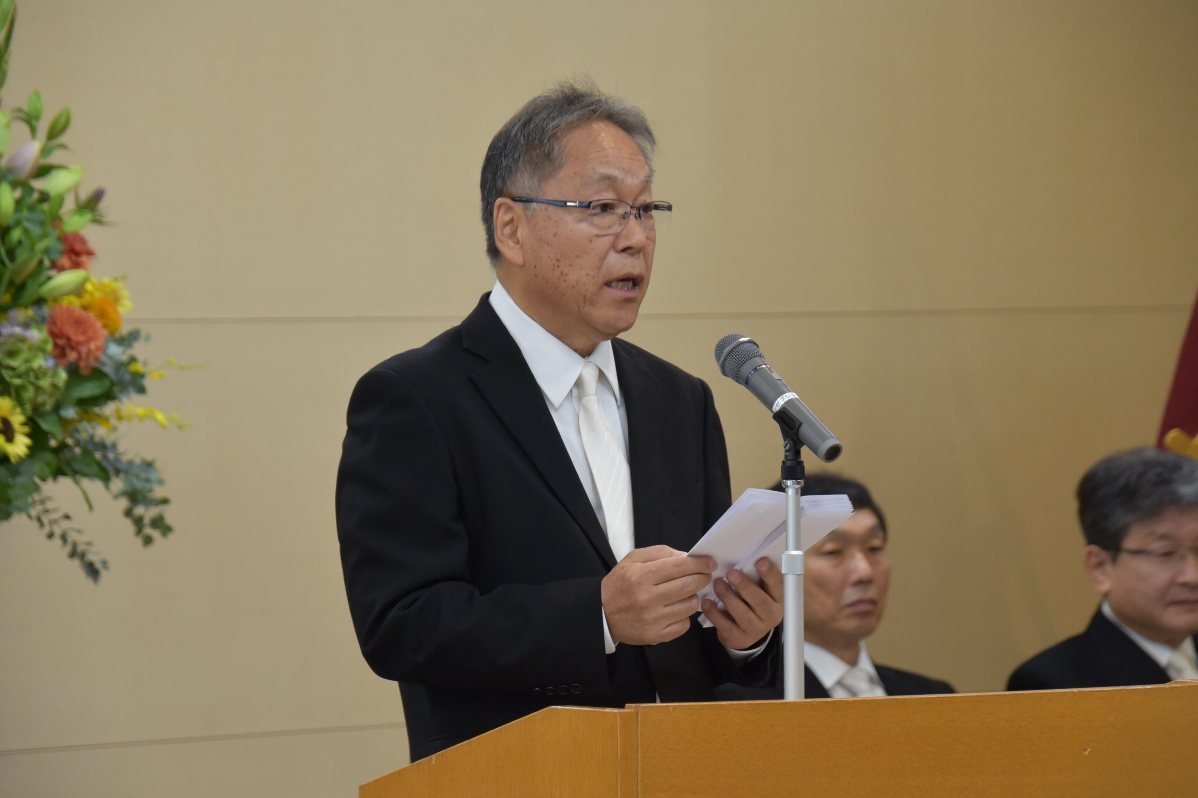 告辞を述べる野口学長