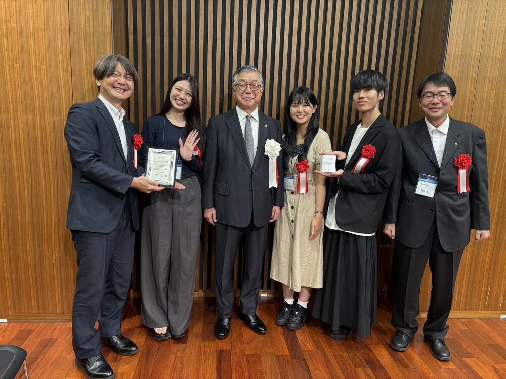 左から、桃原勇二学校教育課長、中田このみさん、大久保昇日本視聴覚教育協会会長、三並杏実さん、森士さん、棚瀬浩三学校教育部長