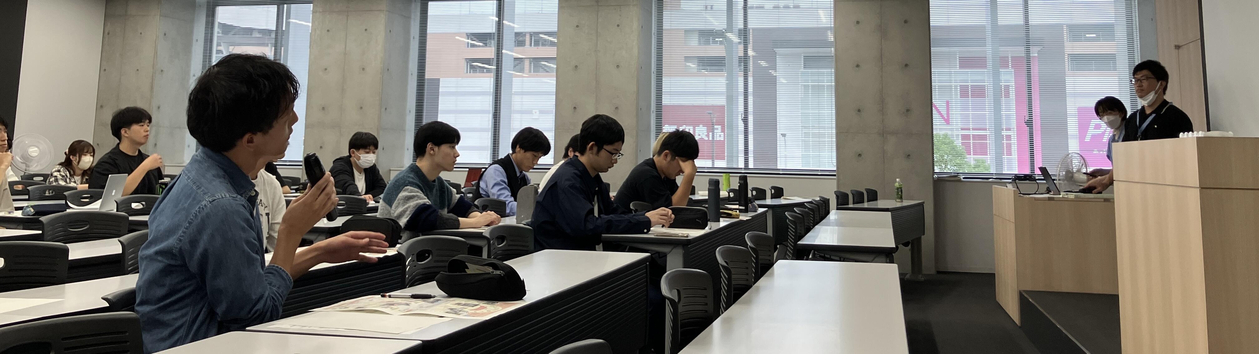 質問する学生