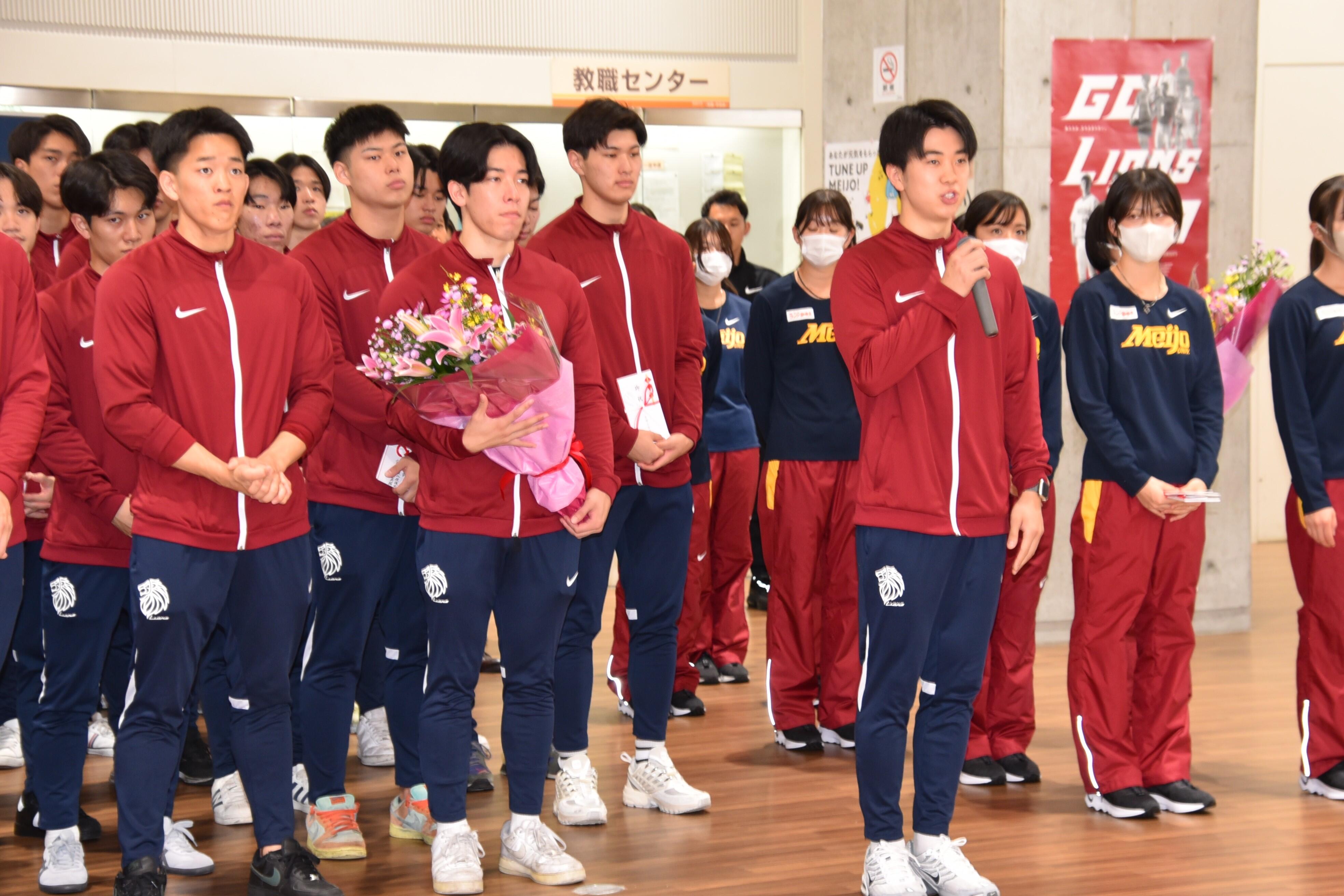 決意を述べるハンドボール部の宮城海士主将（法学部4年）