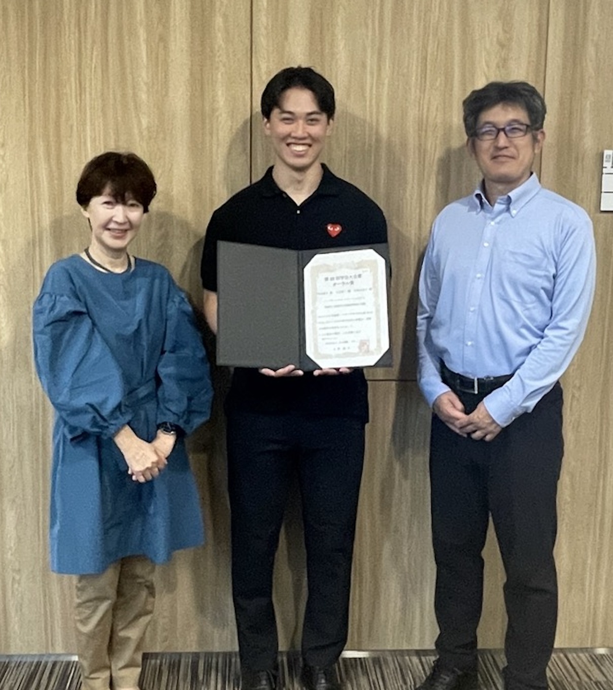 左から、川澄未来子教授、平田泰士さん、大石健二教授
