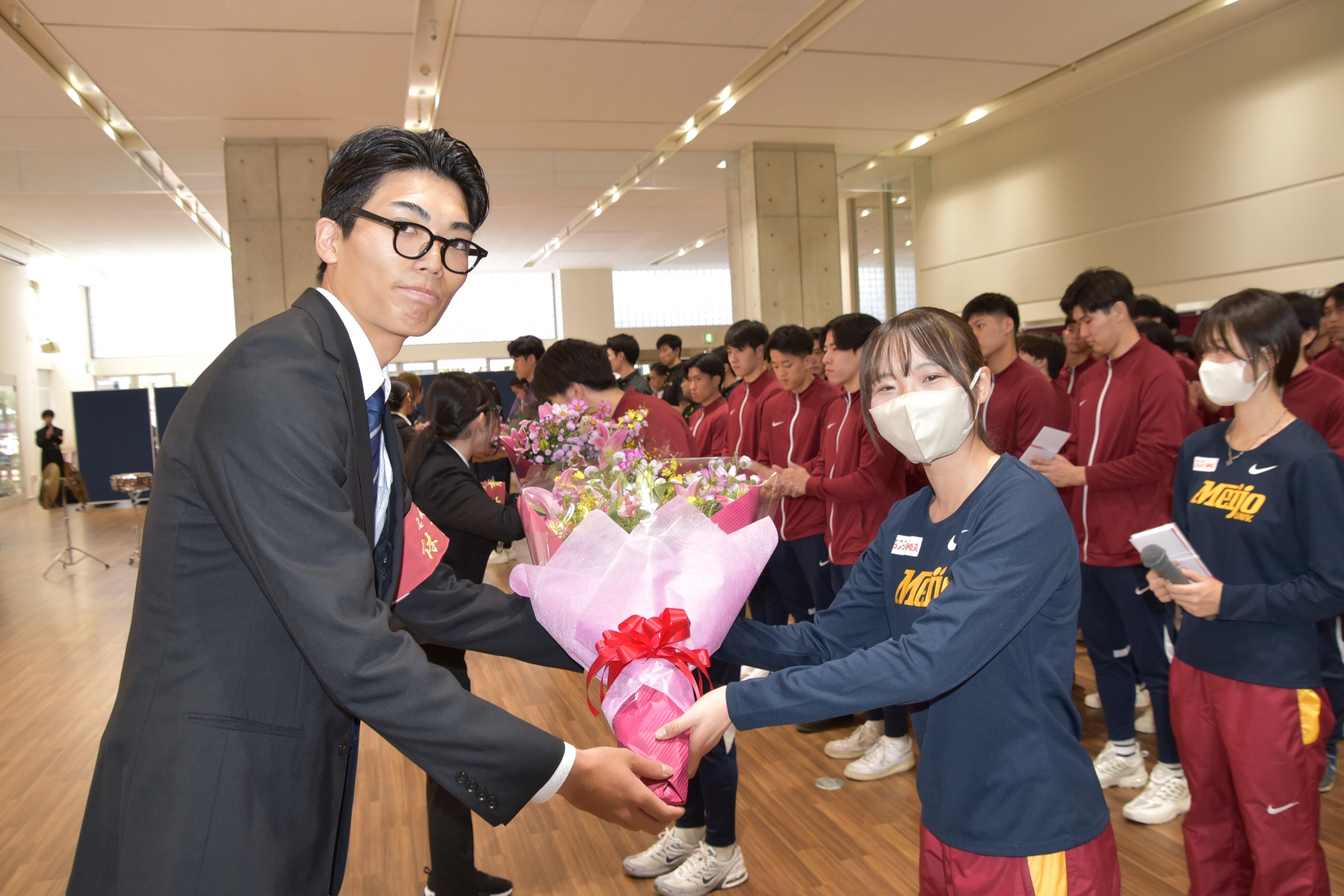 花束を受け取る女子駅伝部の米澤キャプテン