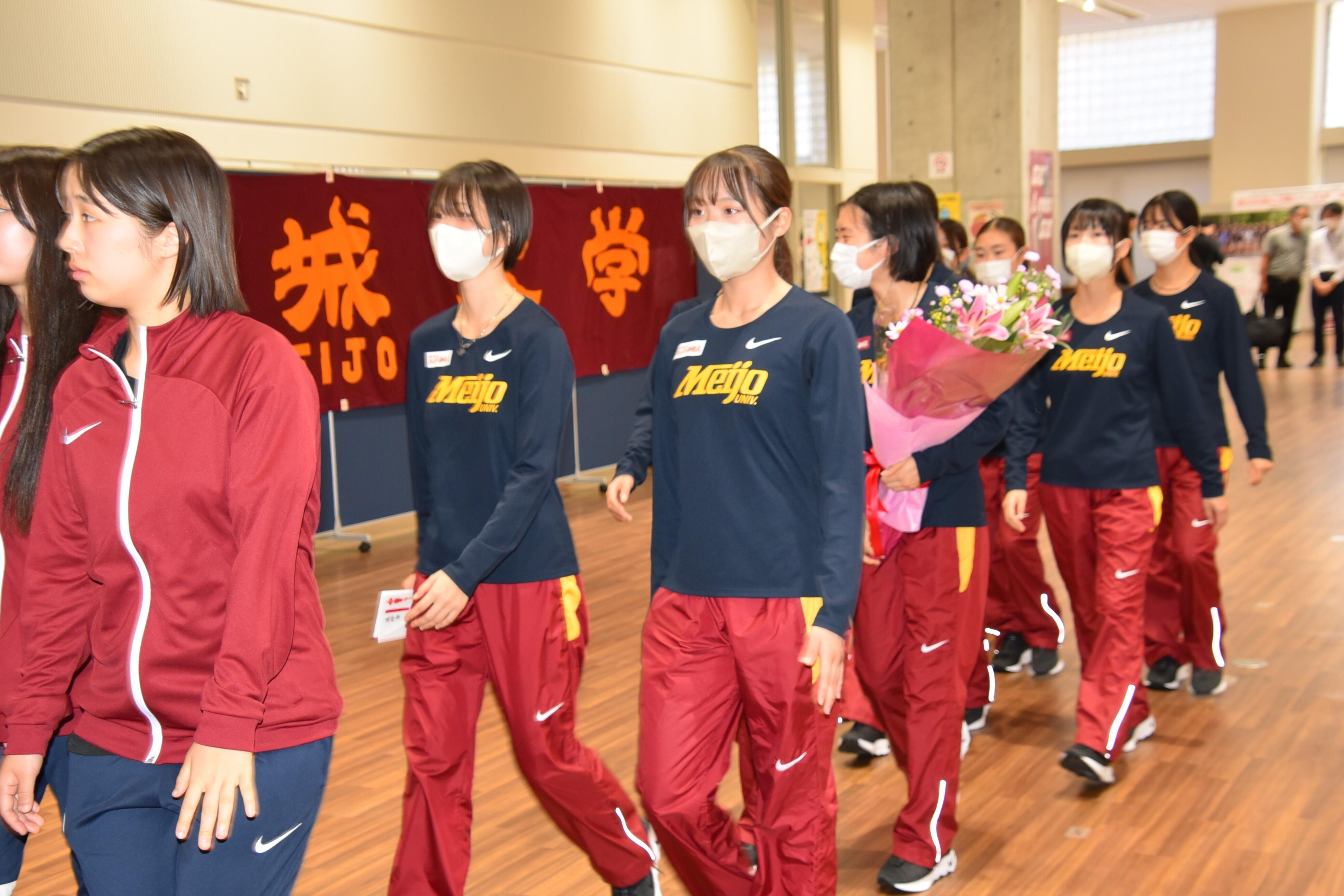 拍手で選手たちを送り出す