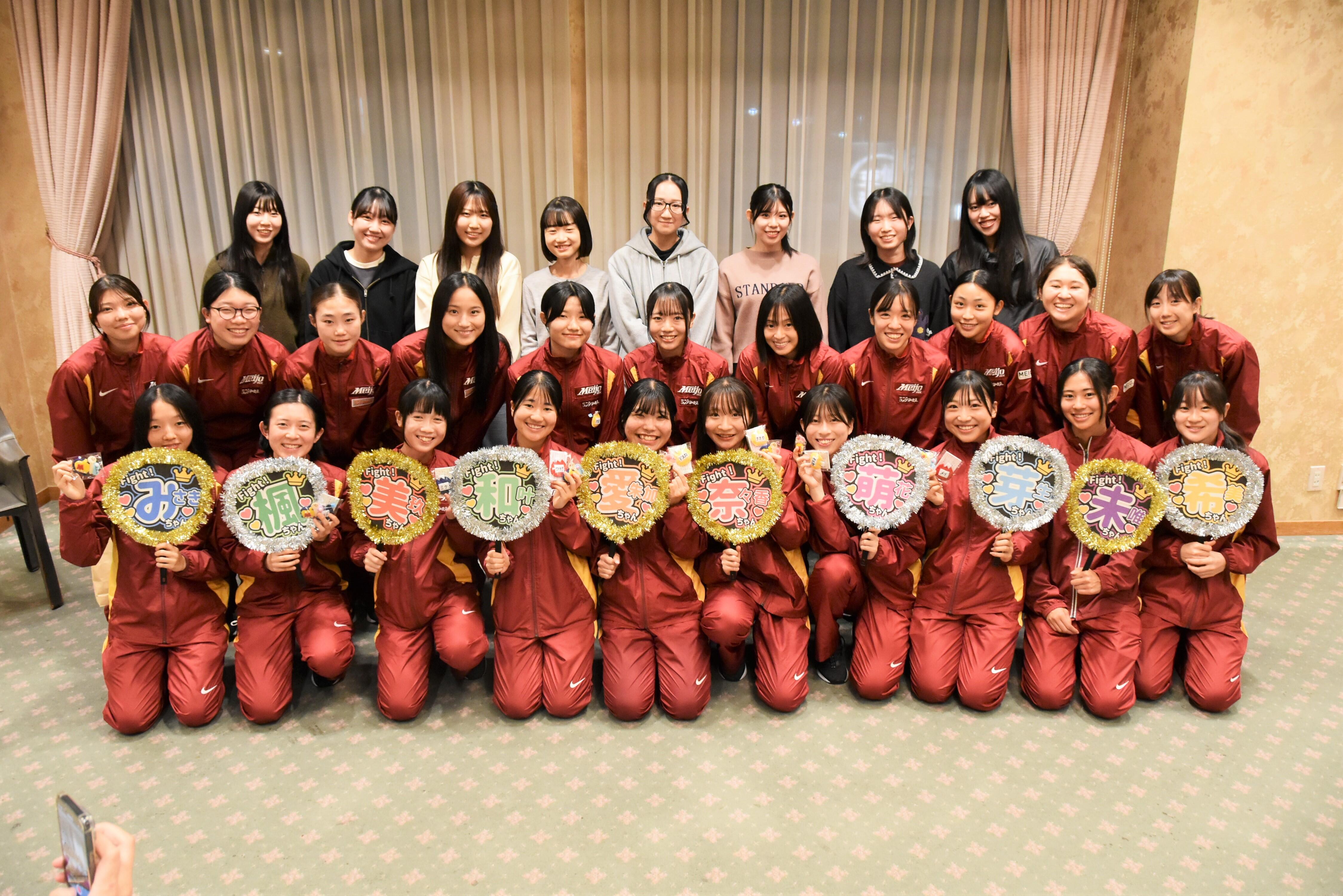 女子駅伝部と名古屋学芸大学福岡ゼミの記念撮影