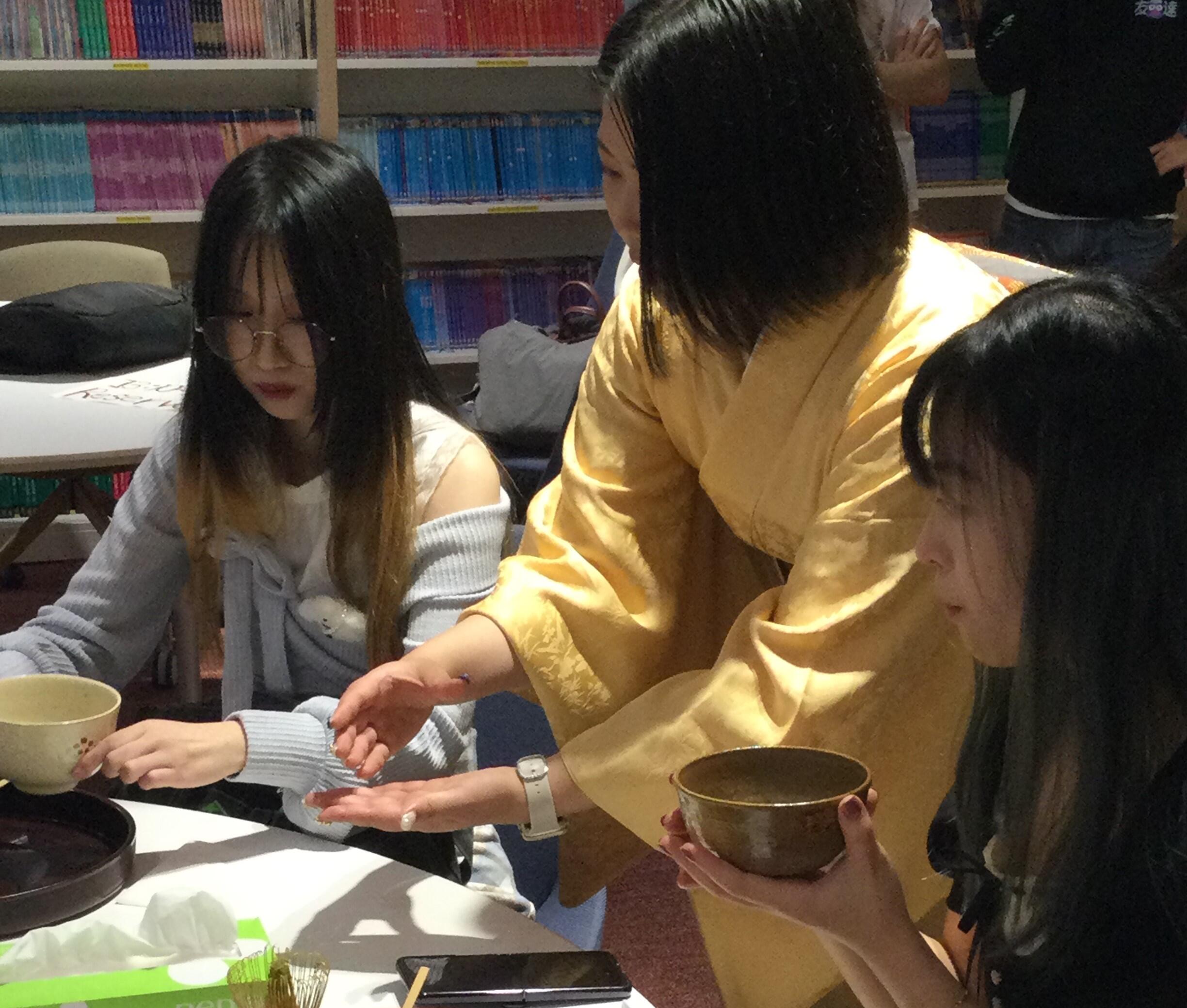 作法を教える井戸田 莉奈さん