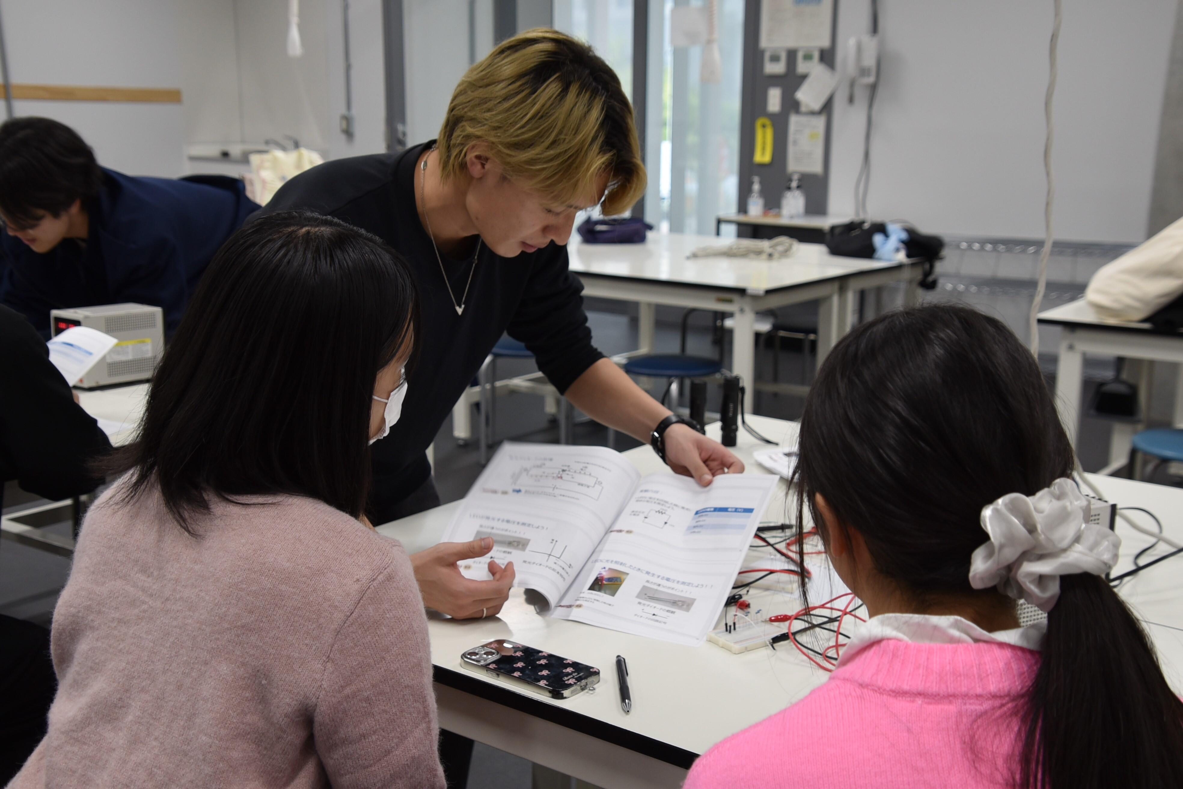 院生や学生が実験を指導・サポート