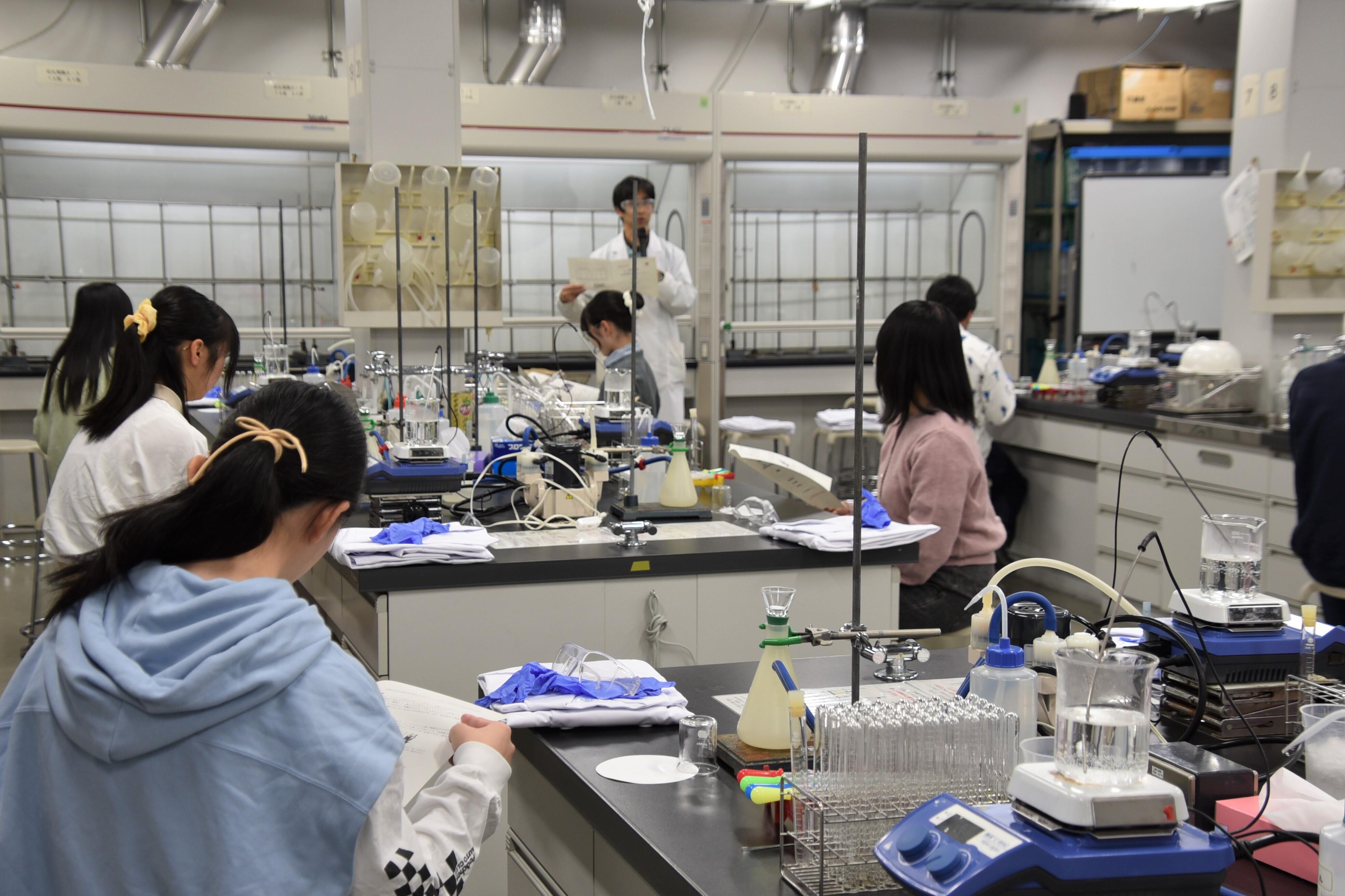 実験の内容を説明する永田教授