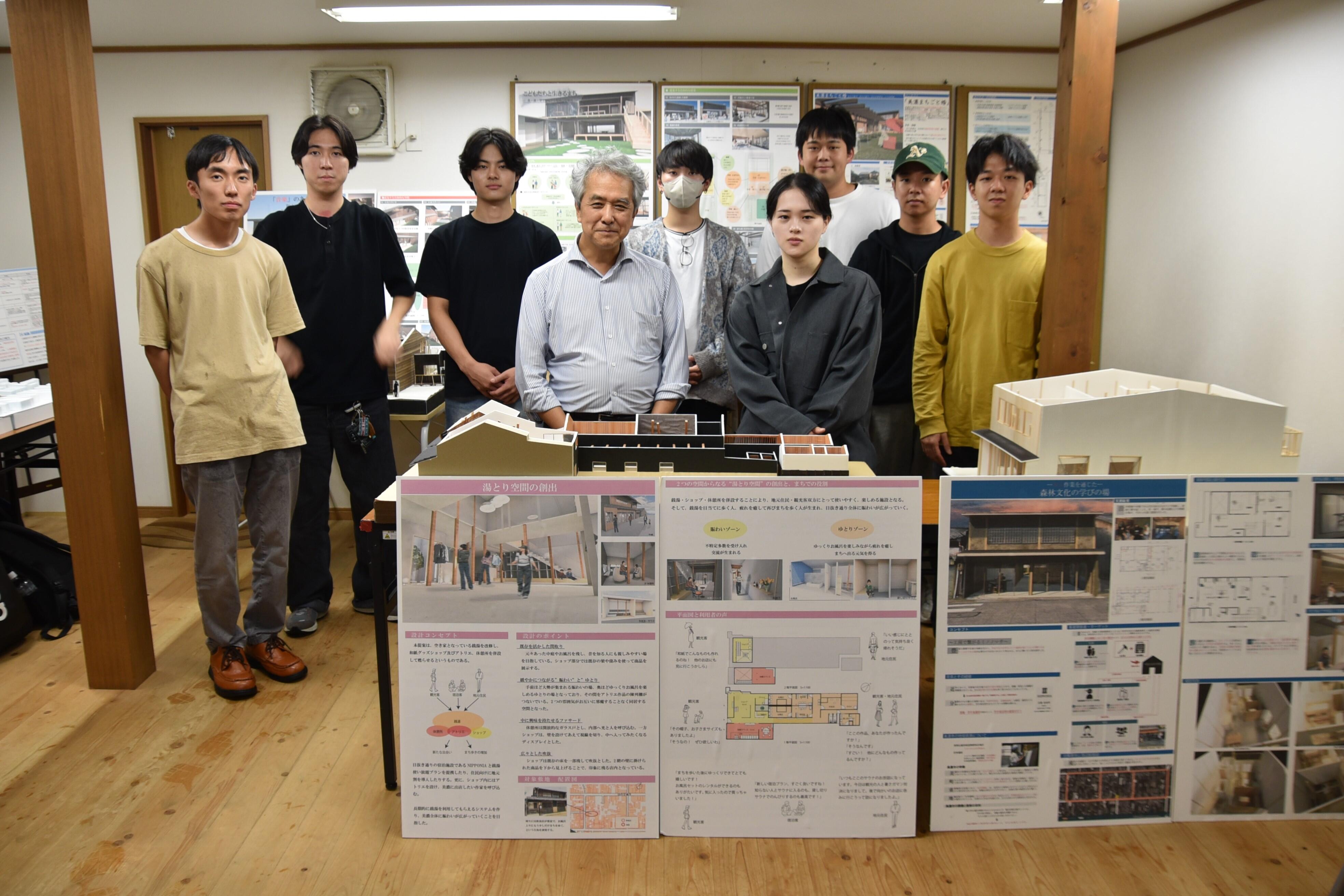 古民家活用案などを紹介した高井研究室の高井教授（中央）と院生、学生たち