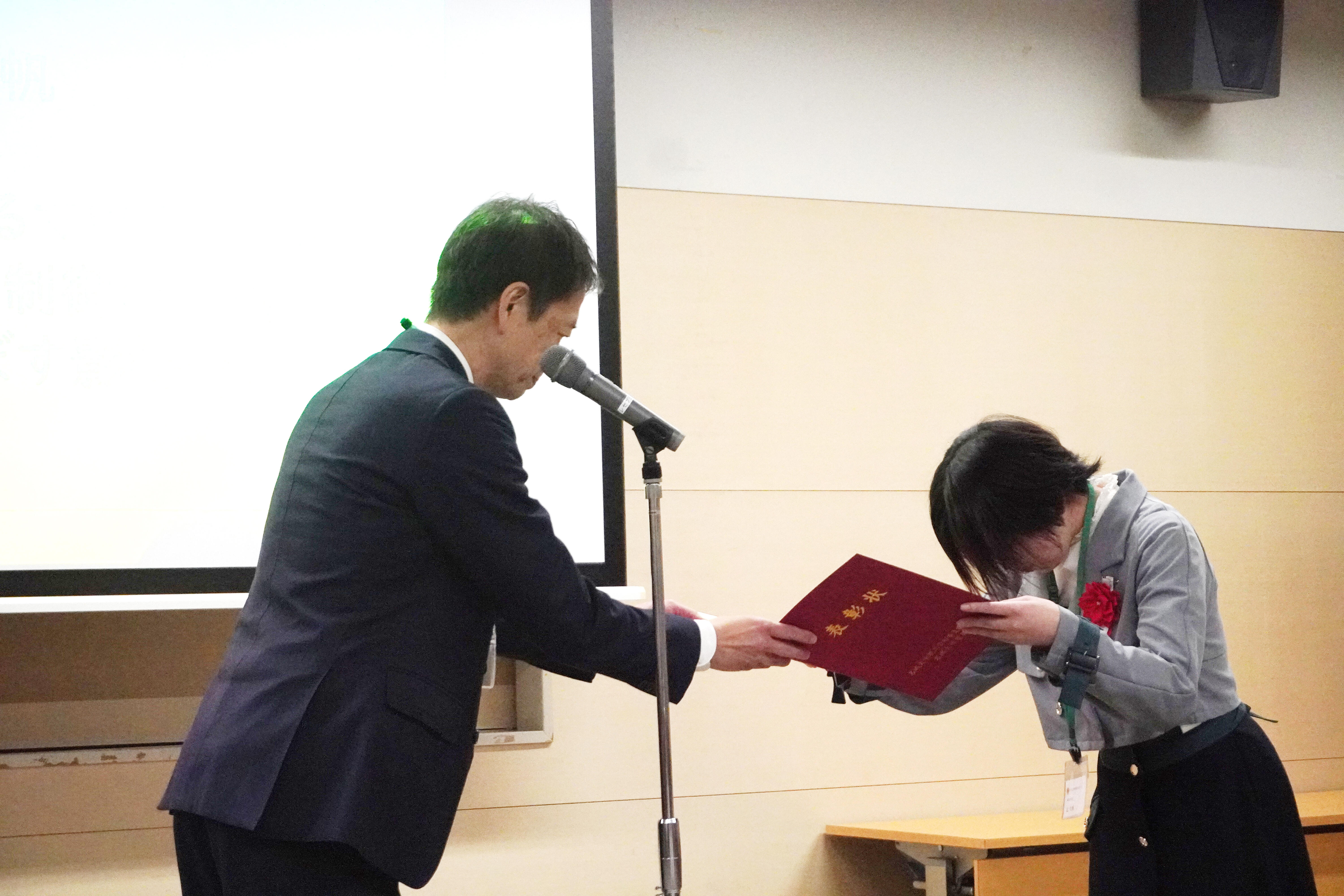 熊谷学科長より表彰状授与