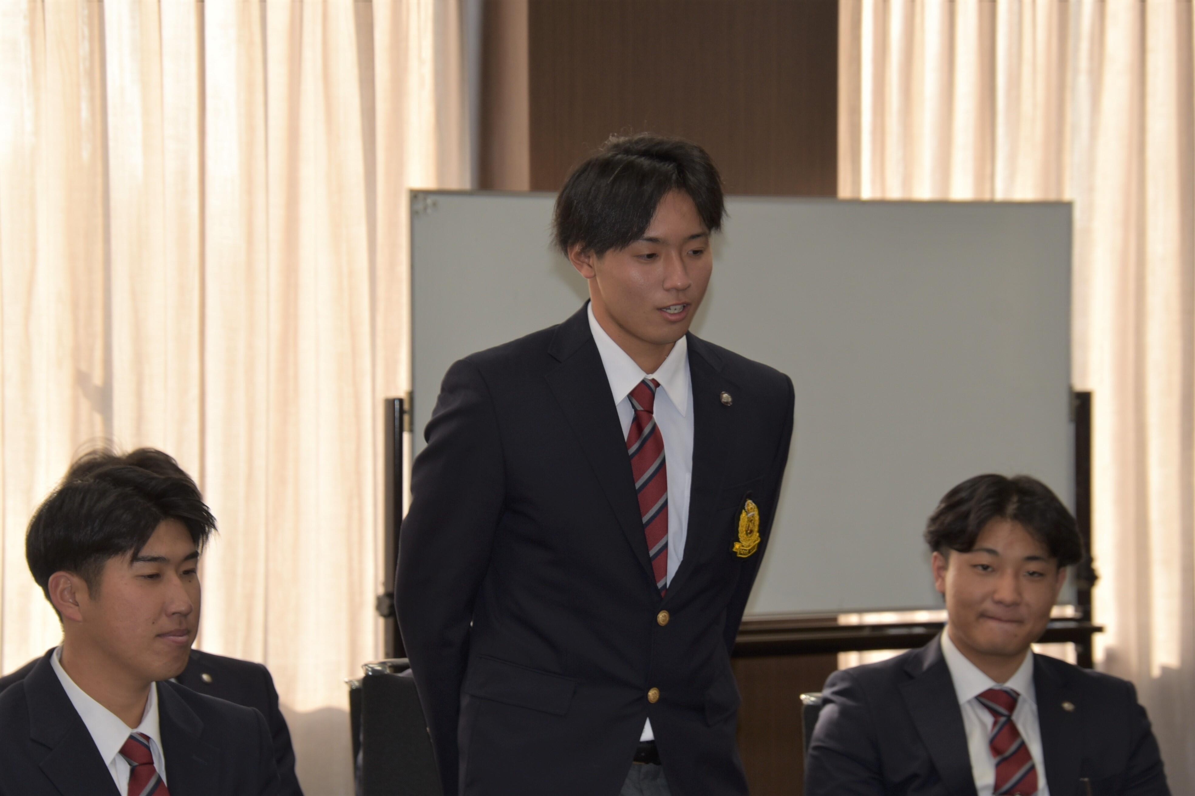 高桑選手（中央）