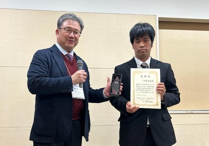 左から、日本カロテノイド研究会会長　橋本 秀樹 先生、伊藤さん